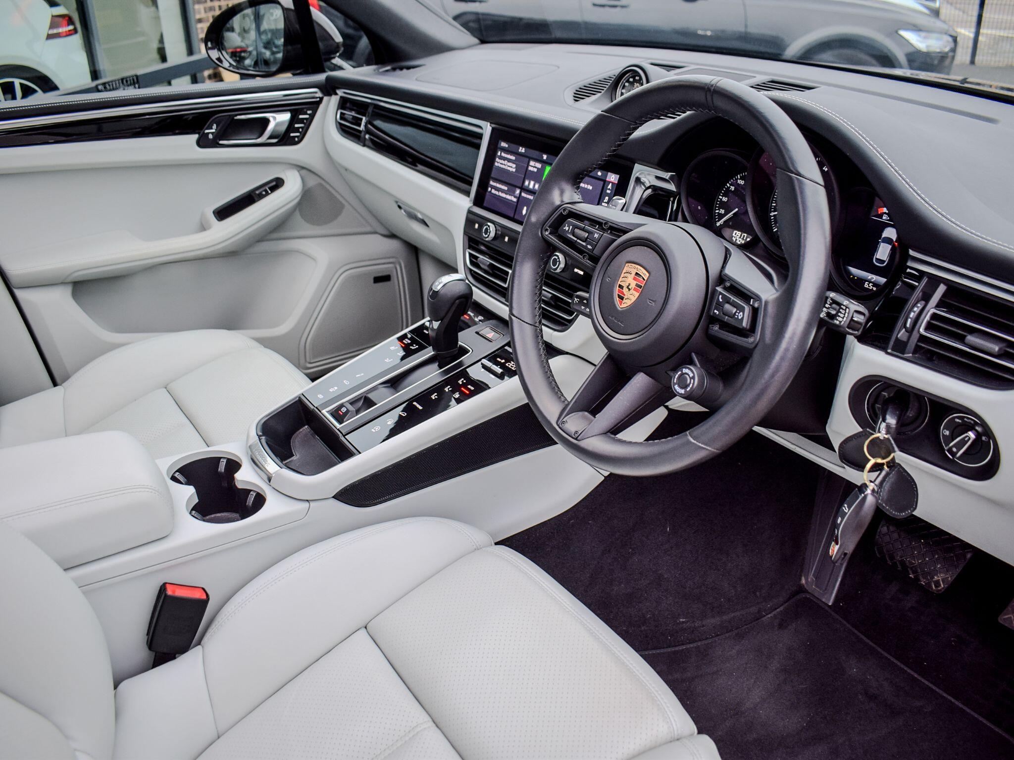 Porsche Macan view 12