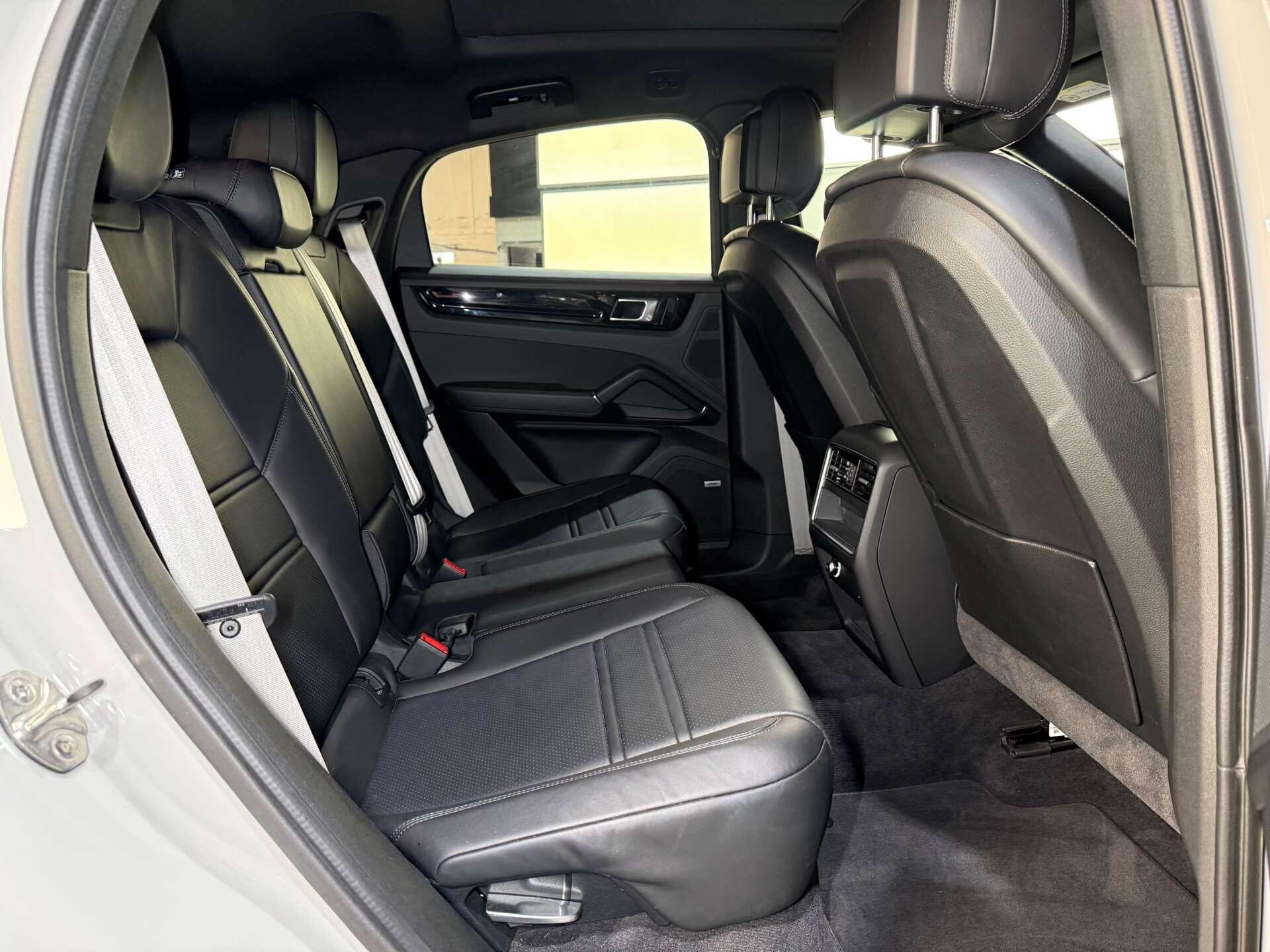 Porsche Cayenne view 19