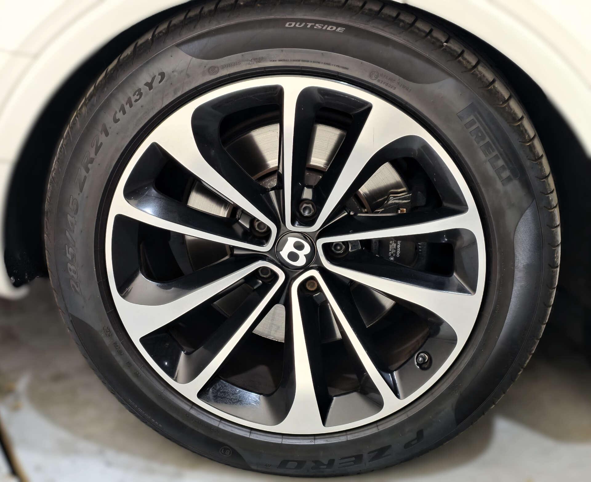 Bentley Bentayga view 25