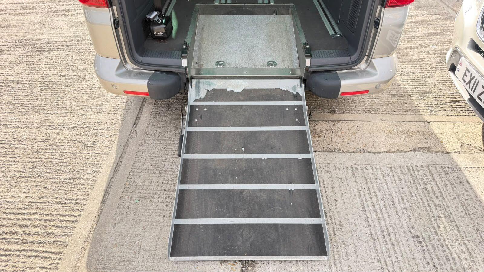 Volkswagen Caravelle view 18