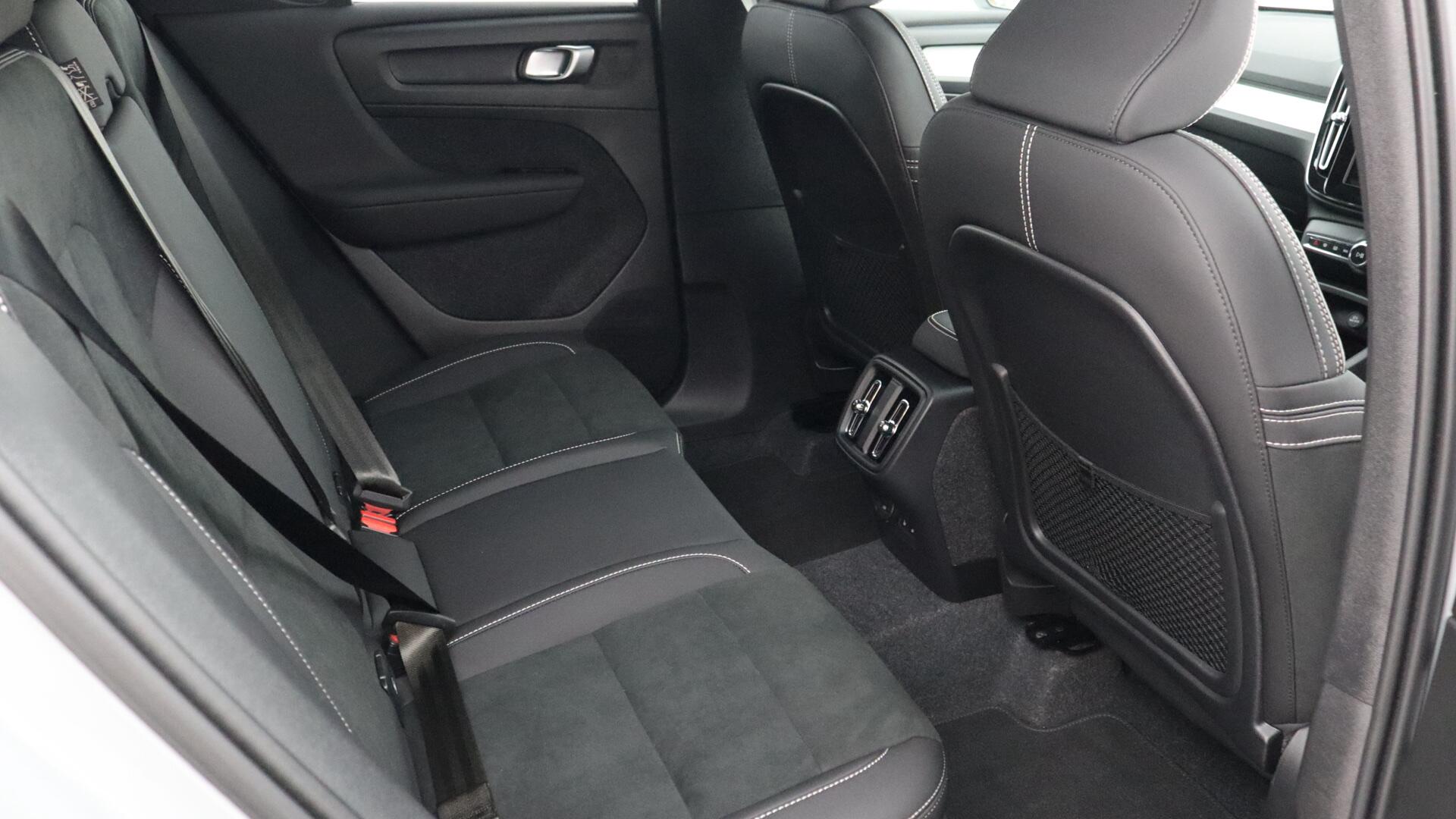 Volvo XC40 view 6
