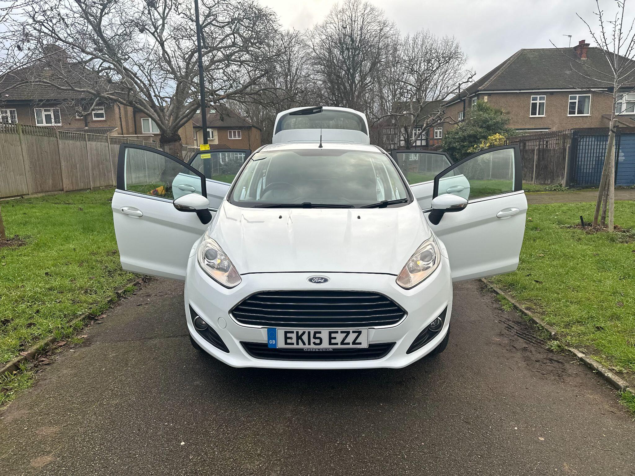 2015 Ford Fiesta image 29