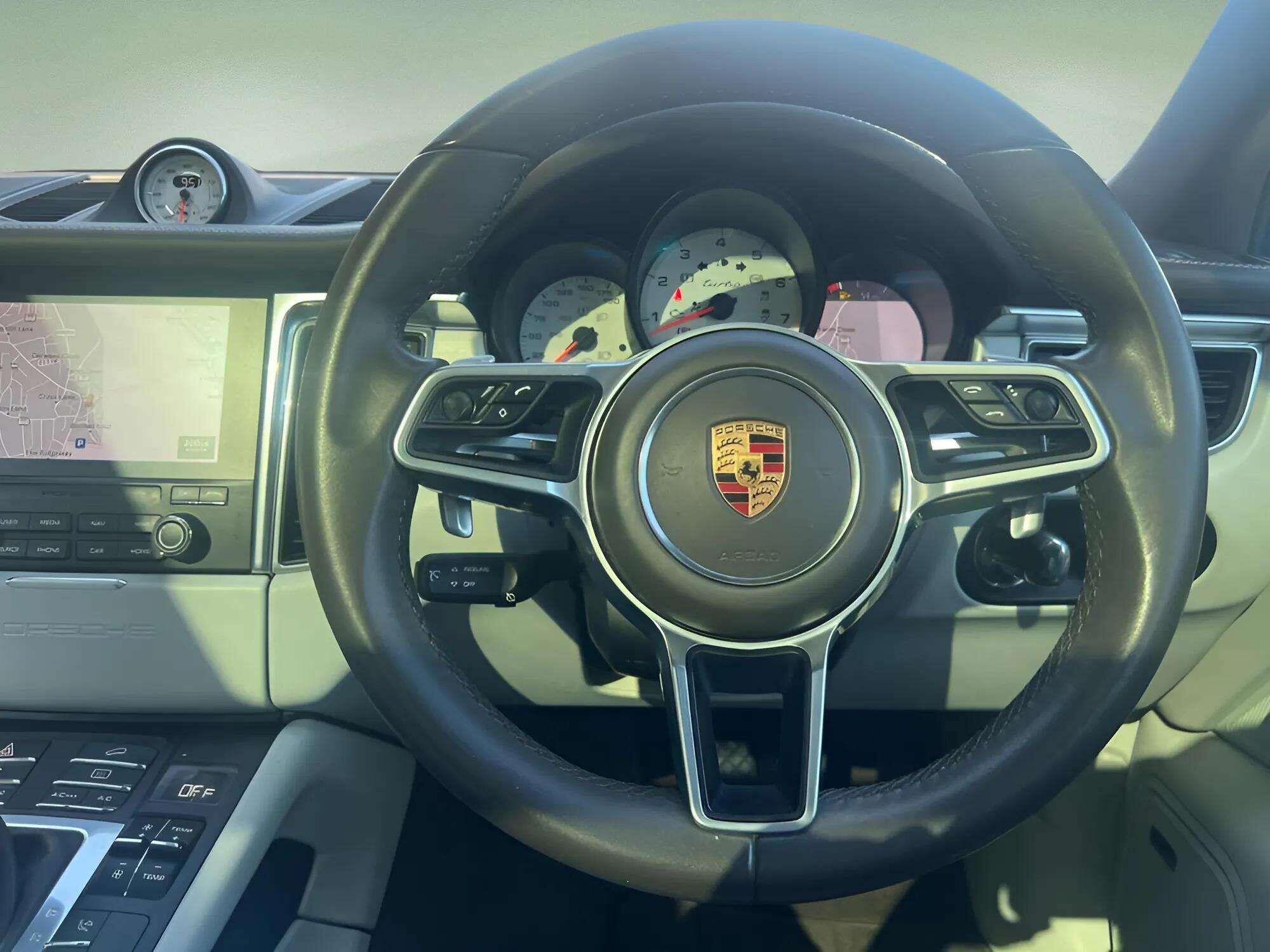 Porsche Macan view 14