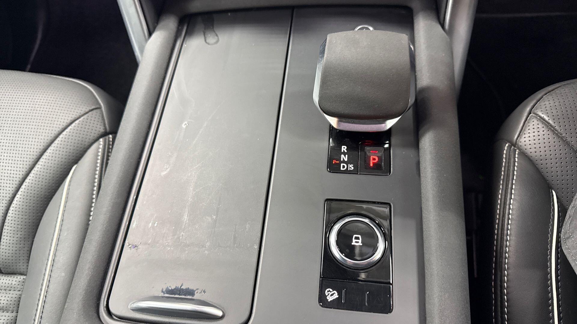 Land Rover Discovery view 13