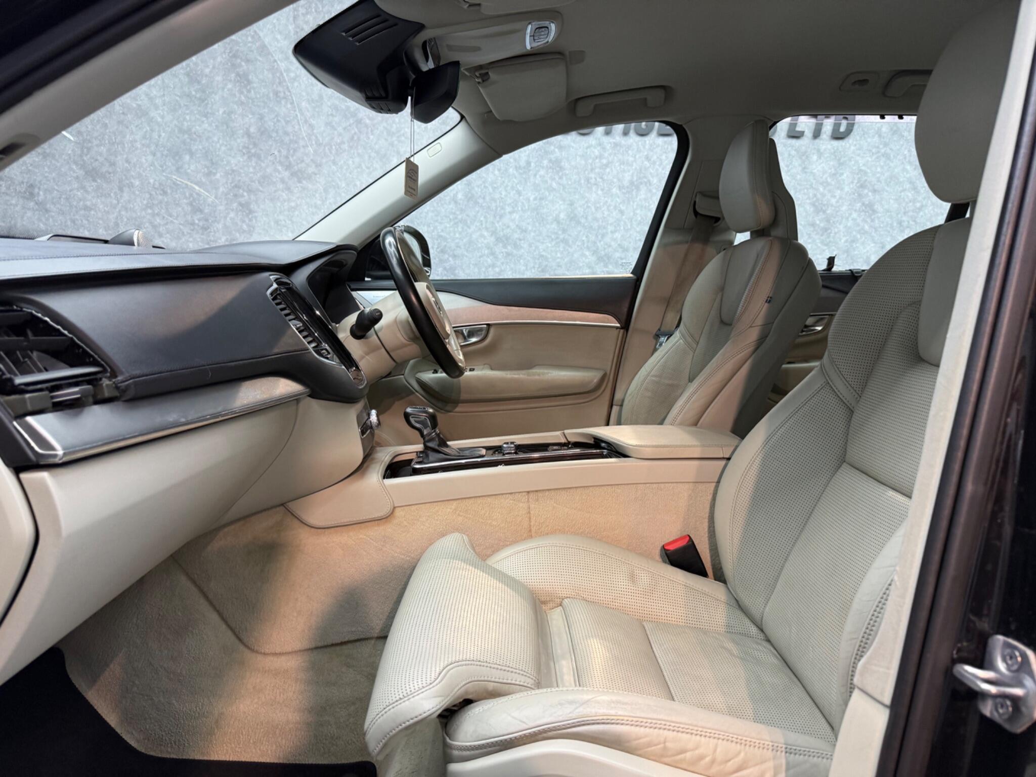 Volvo XC90 view 3