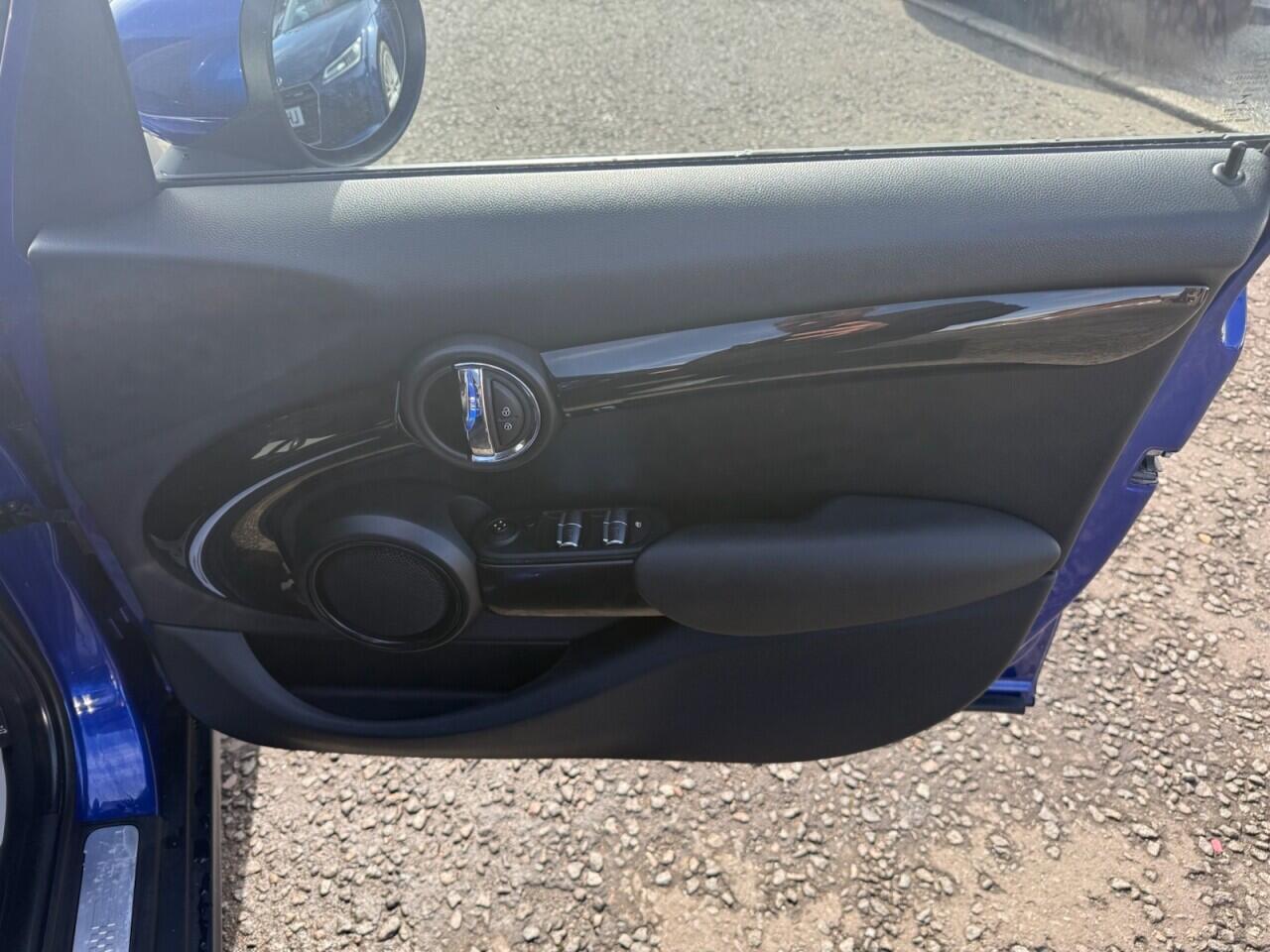 Mini Hatch view 15