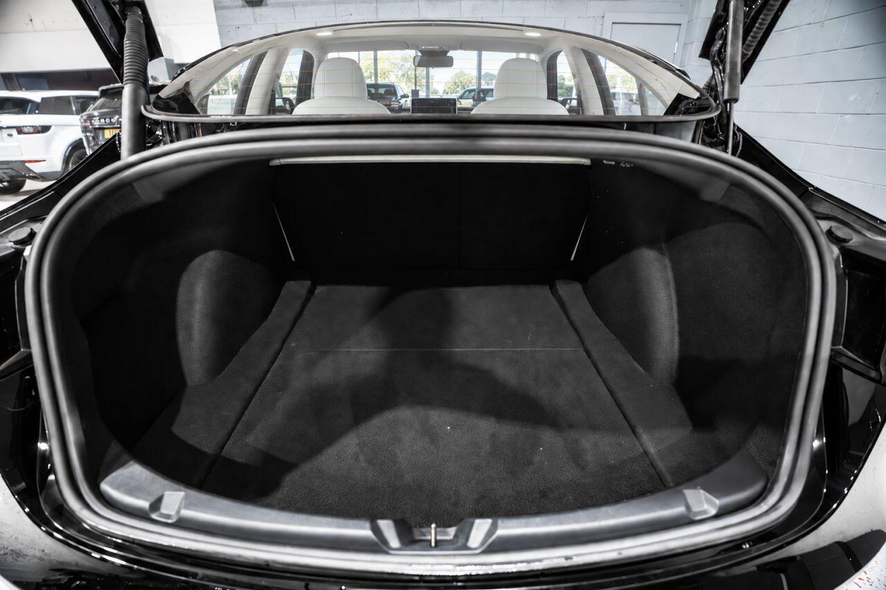Tesla Model 3 view 34
