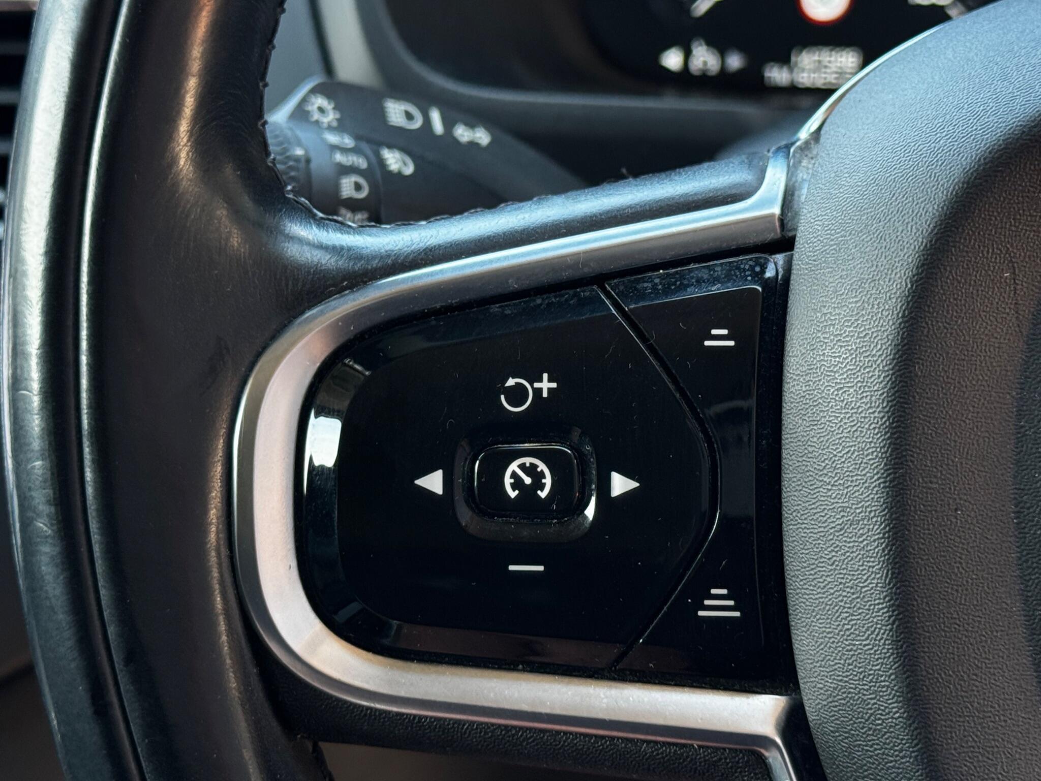 Volvo XC90 view 32