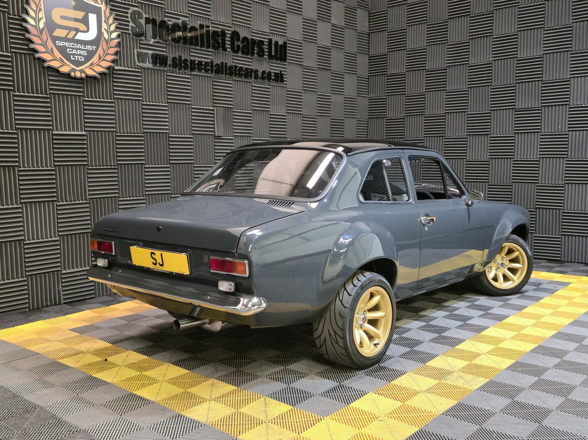 Ford Escort view 39