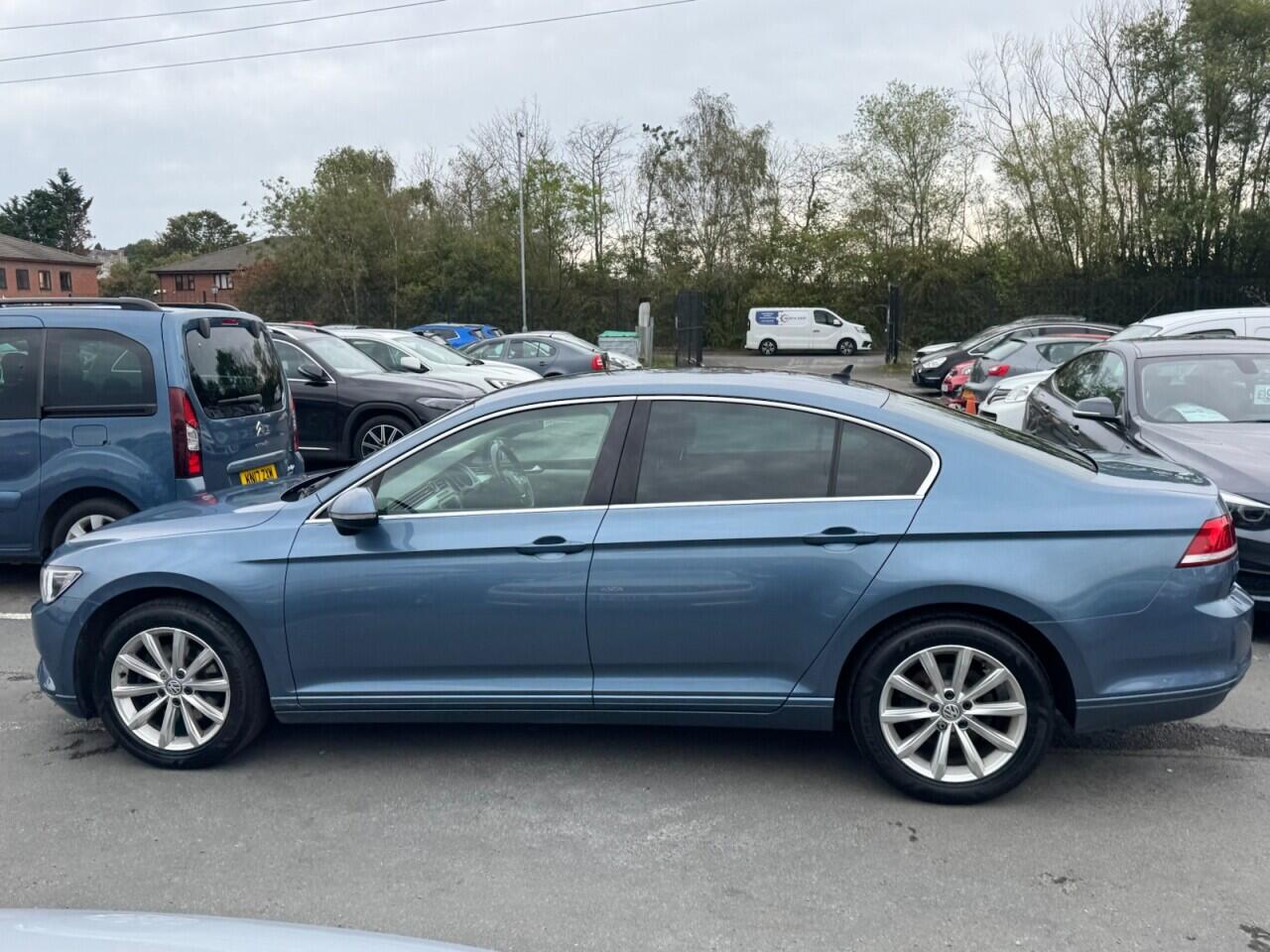 Volkswagen Passat view 4