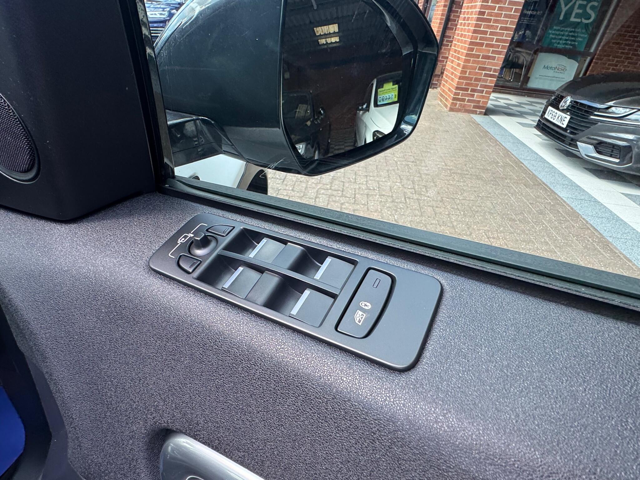 Land Rover Discovery Sport view 16