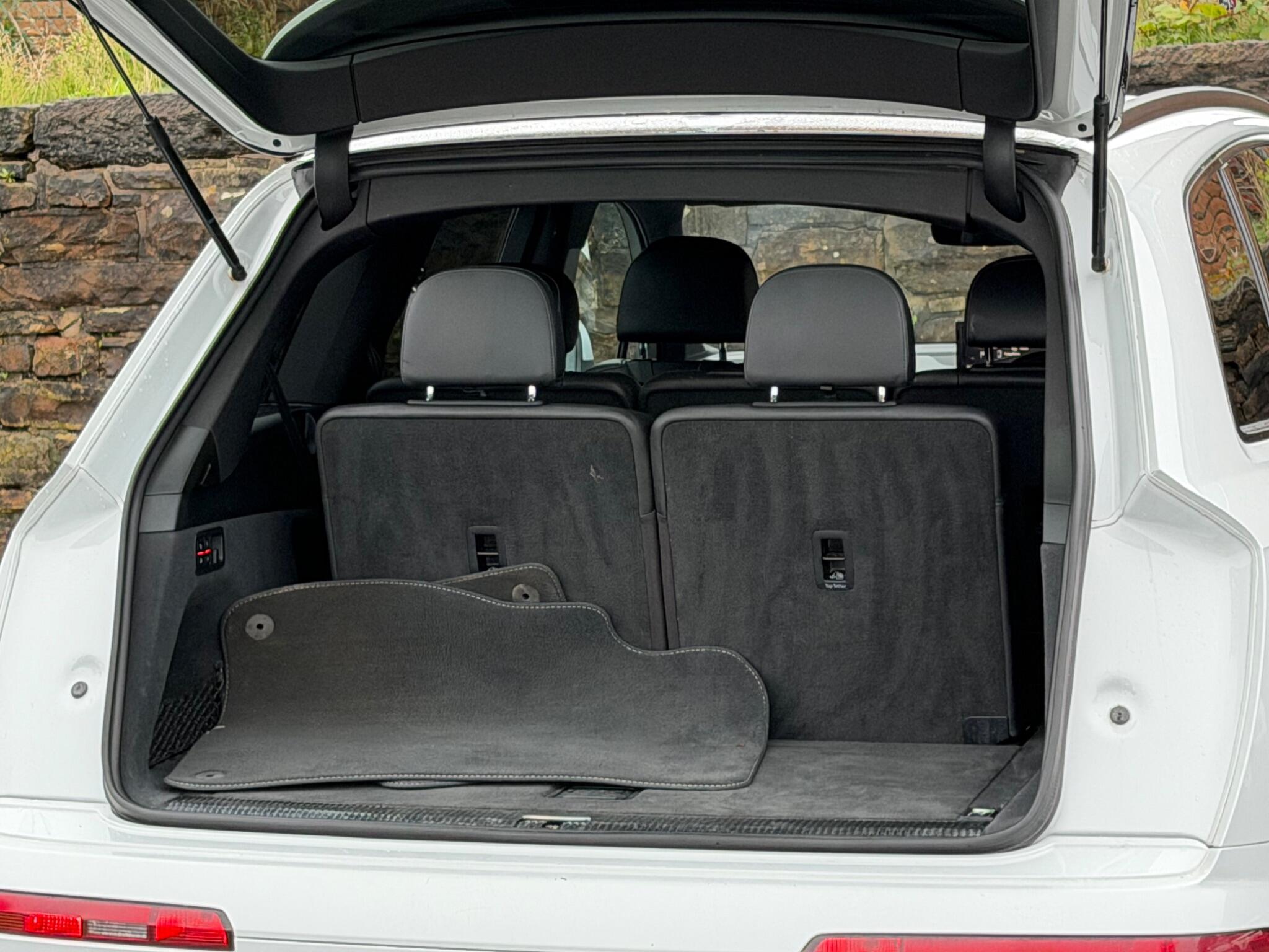 Audi Q7 view 21