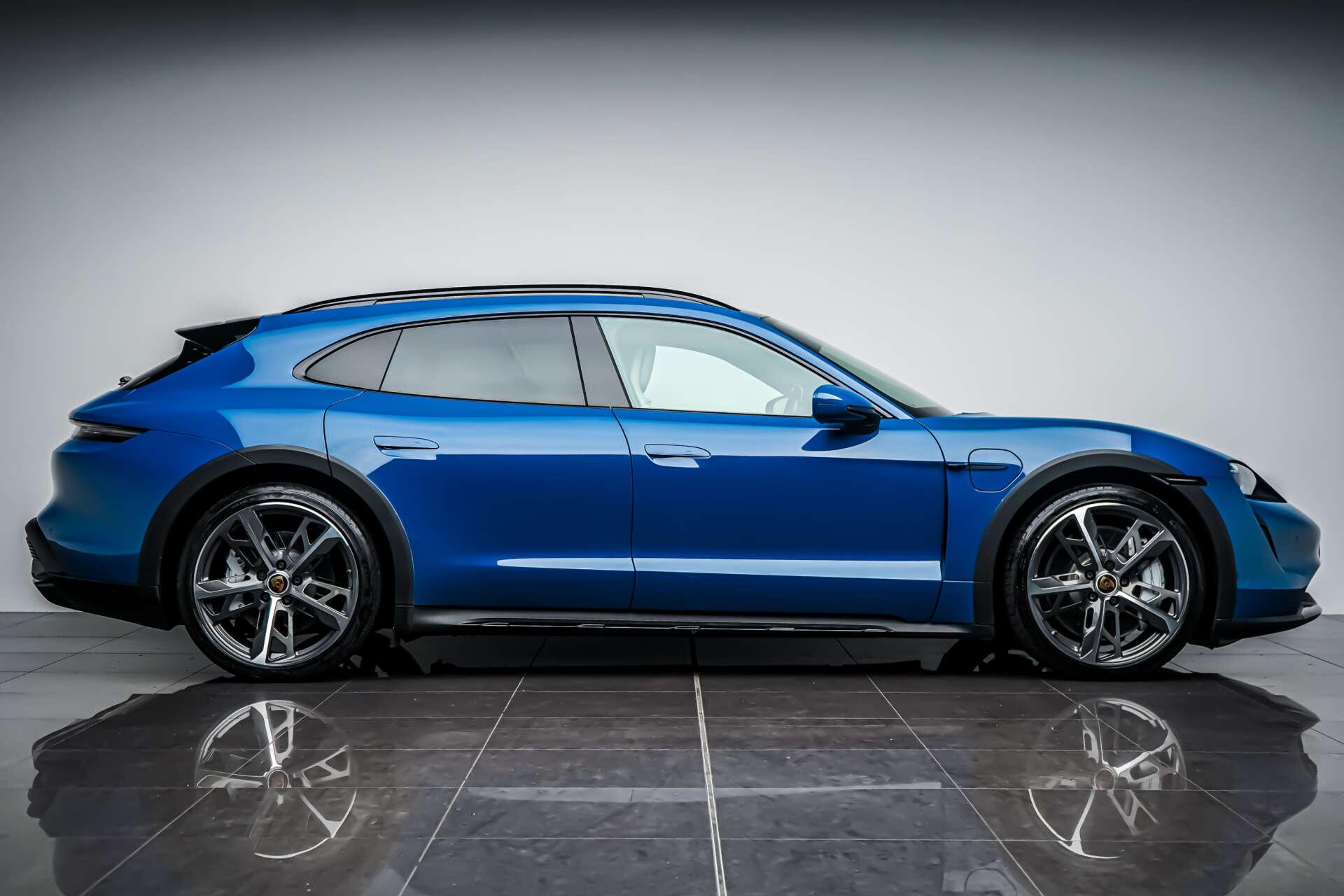Porsche Taycan view 10