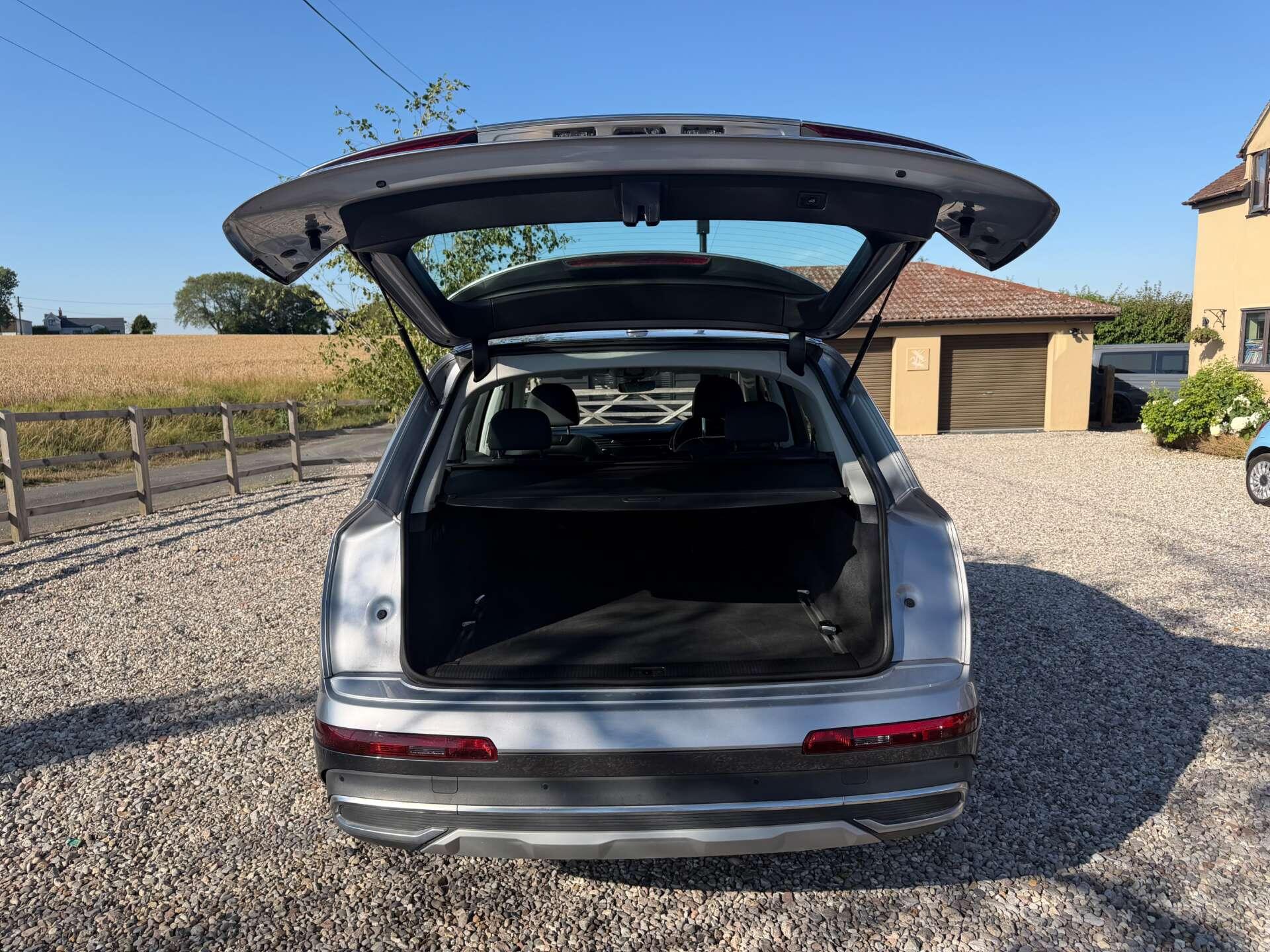 Audi Q7 view 10