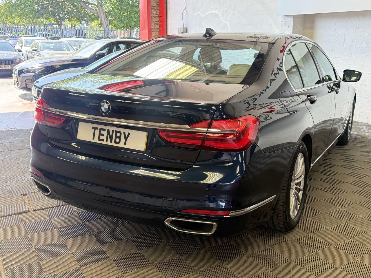 BMW 7 Series view 10