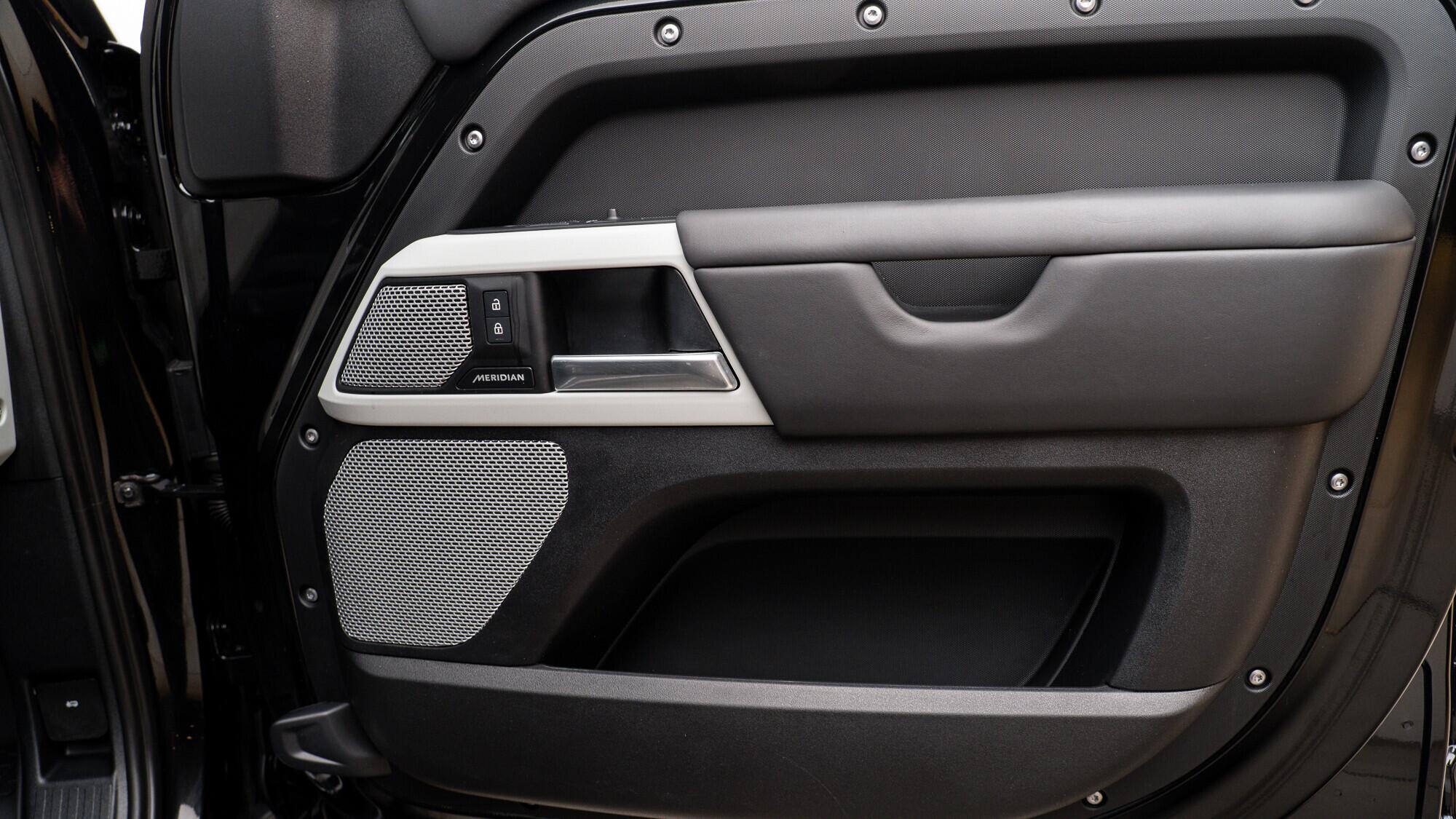 Land Rover Defender view 41