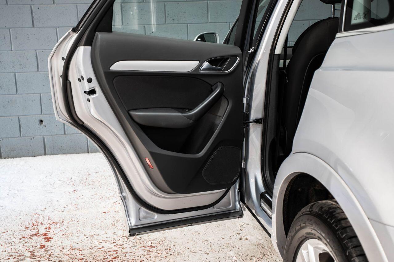 Audi Q3 view 18