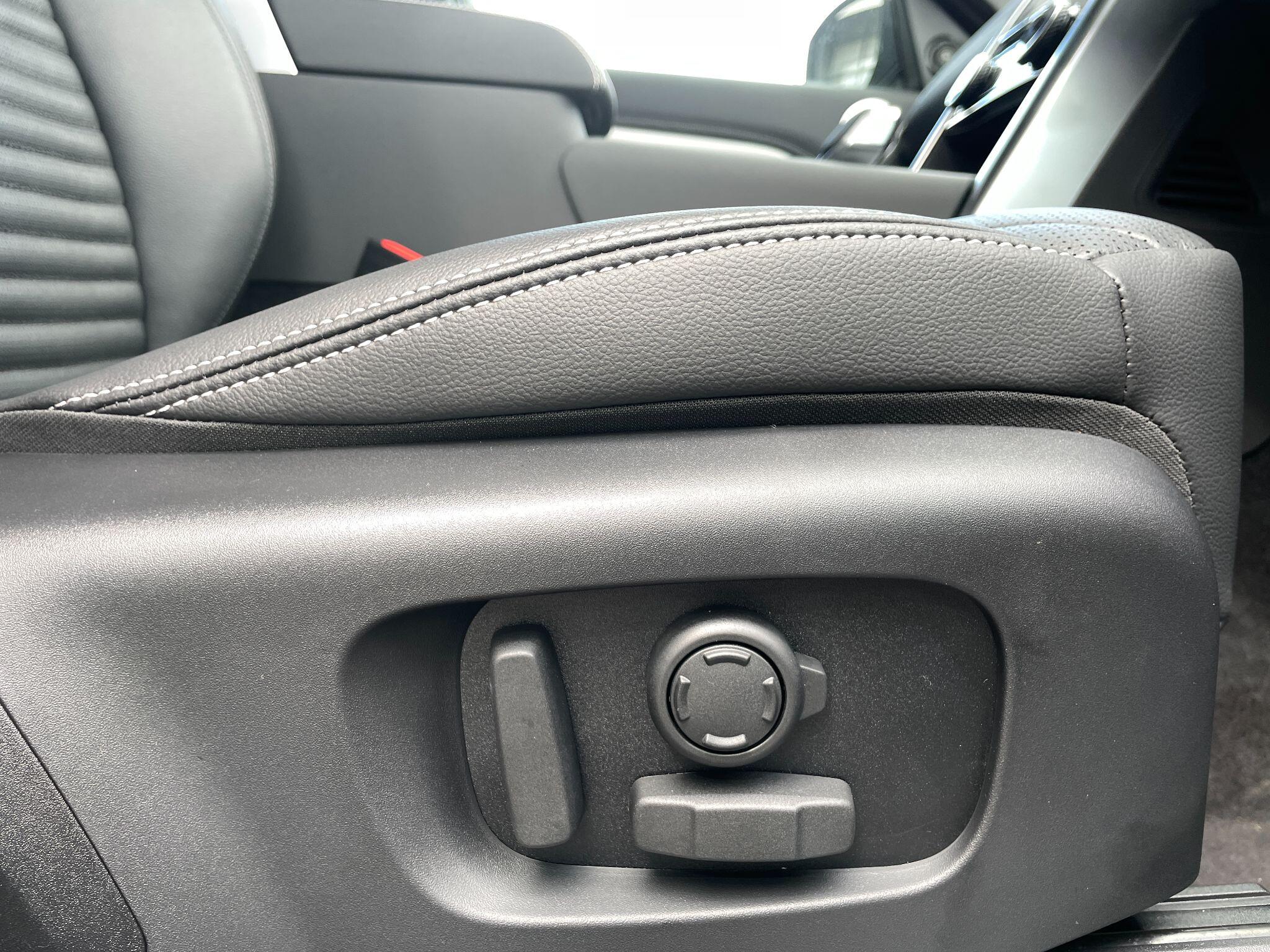 Land Rover Discovery view 16