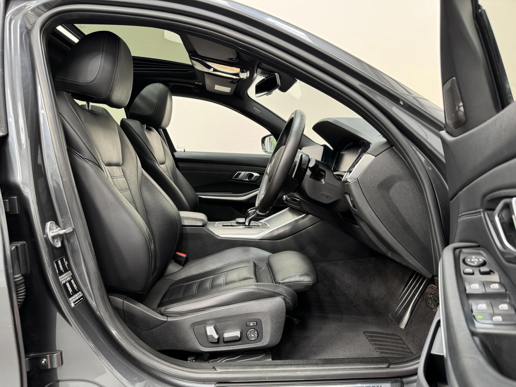 BMW 3 Series view 23