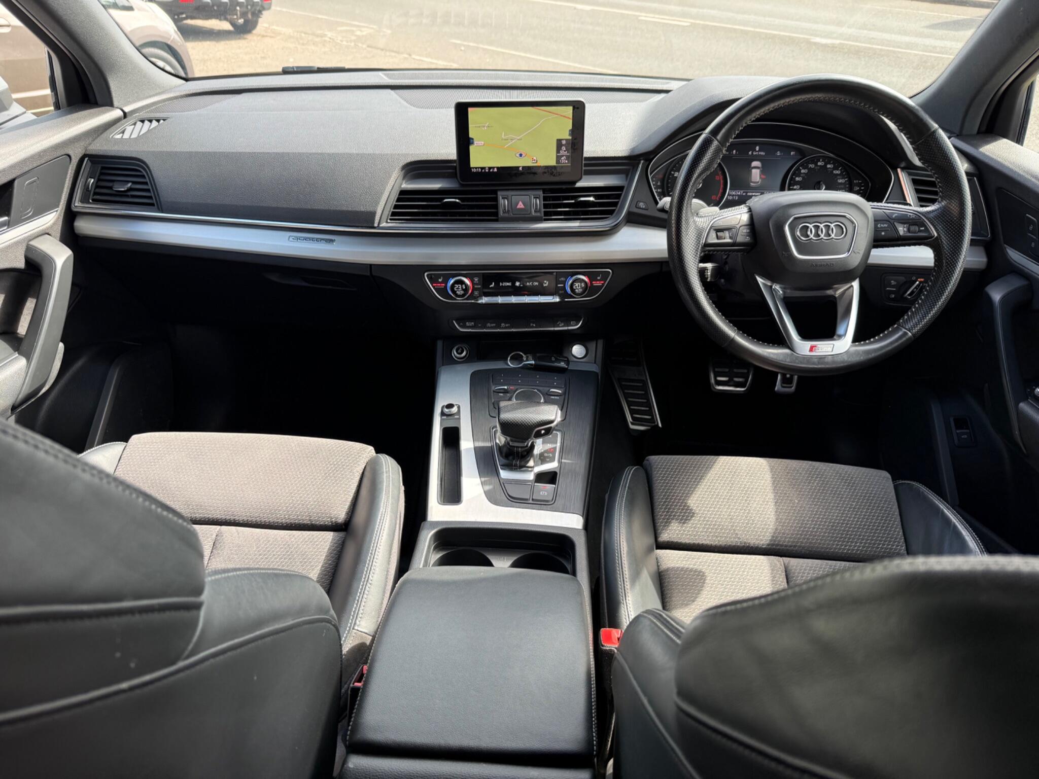 Audi Q5 view 18