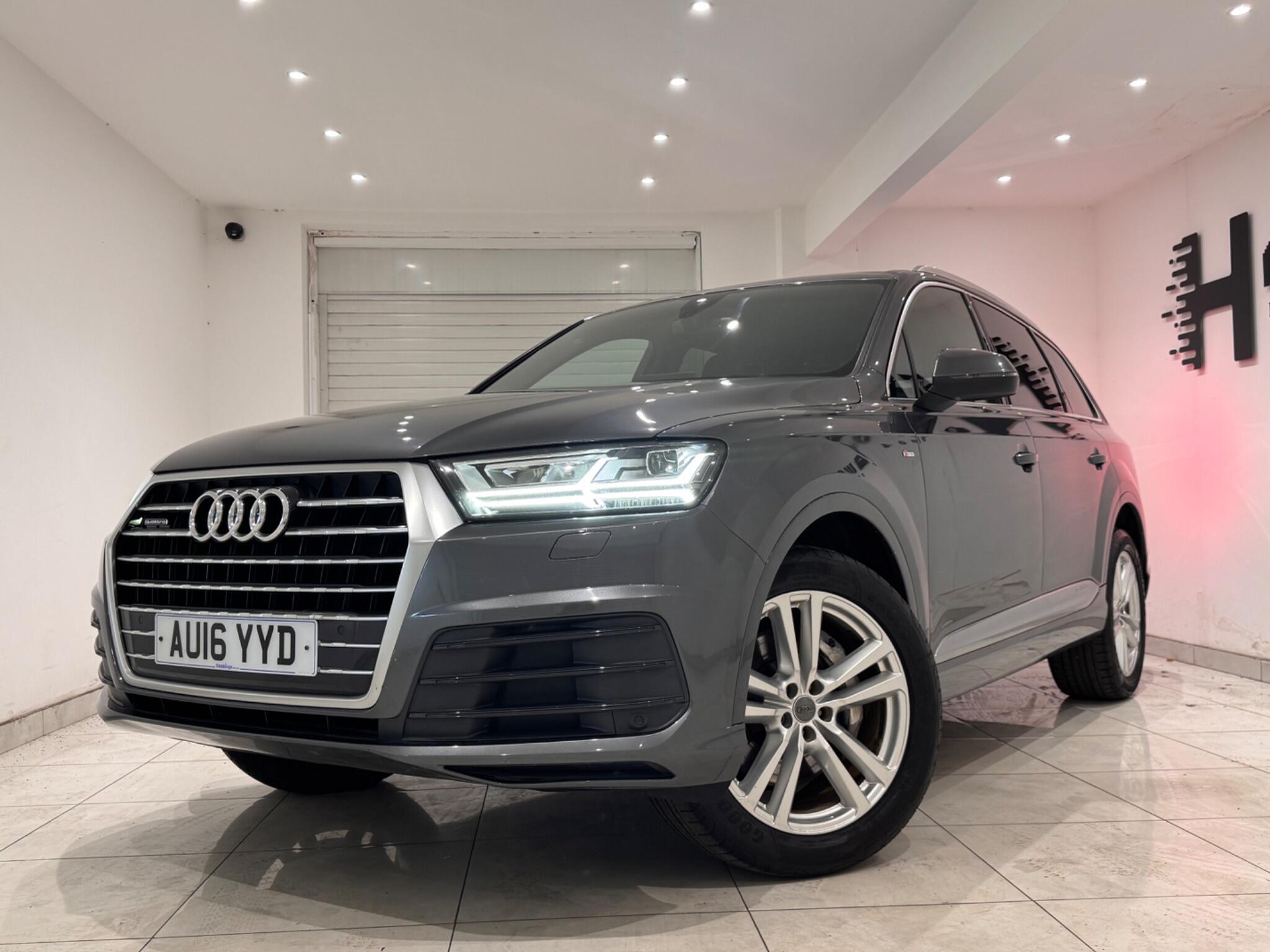 Audi Q7 view 4