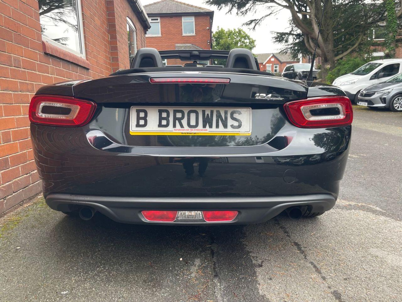 Fiat 124 Spider view 23