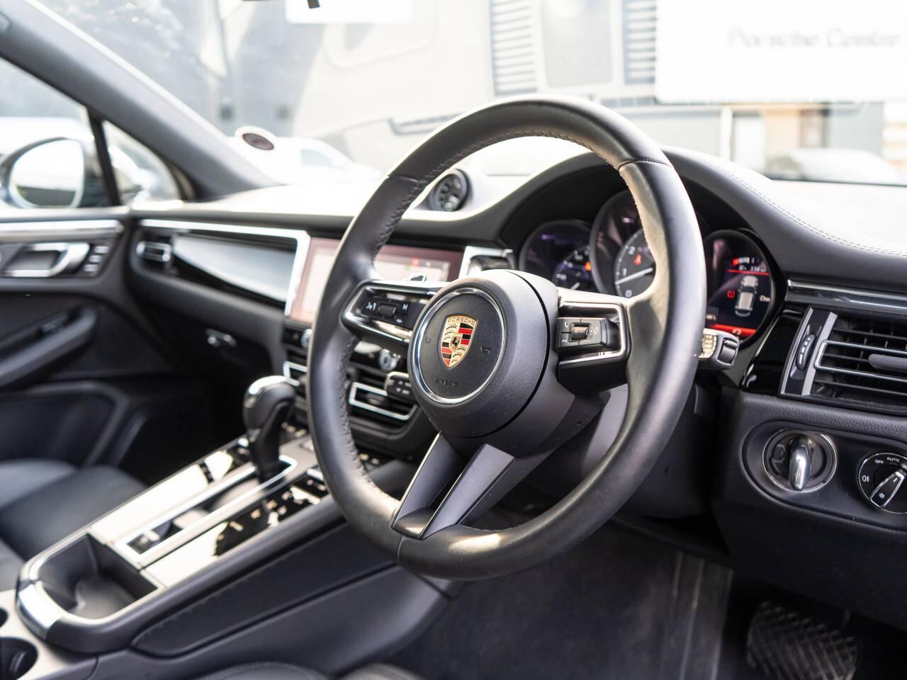 Porsche Macan view 4