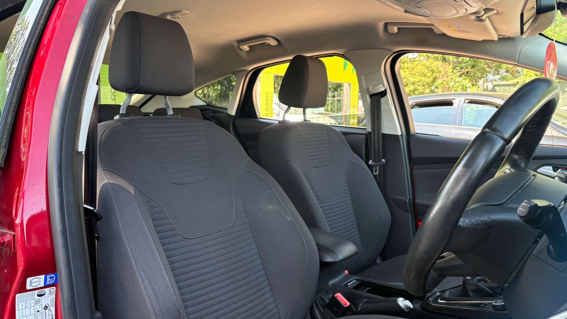 Ford Focus view 8
