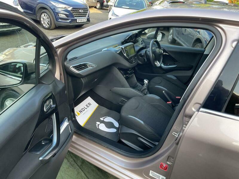 2013 Peugeot 208 image 37