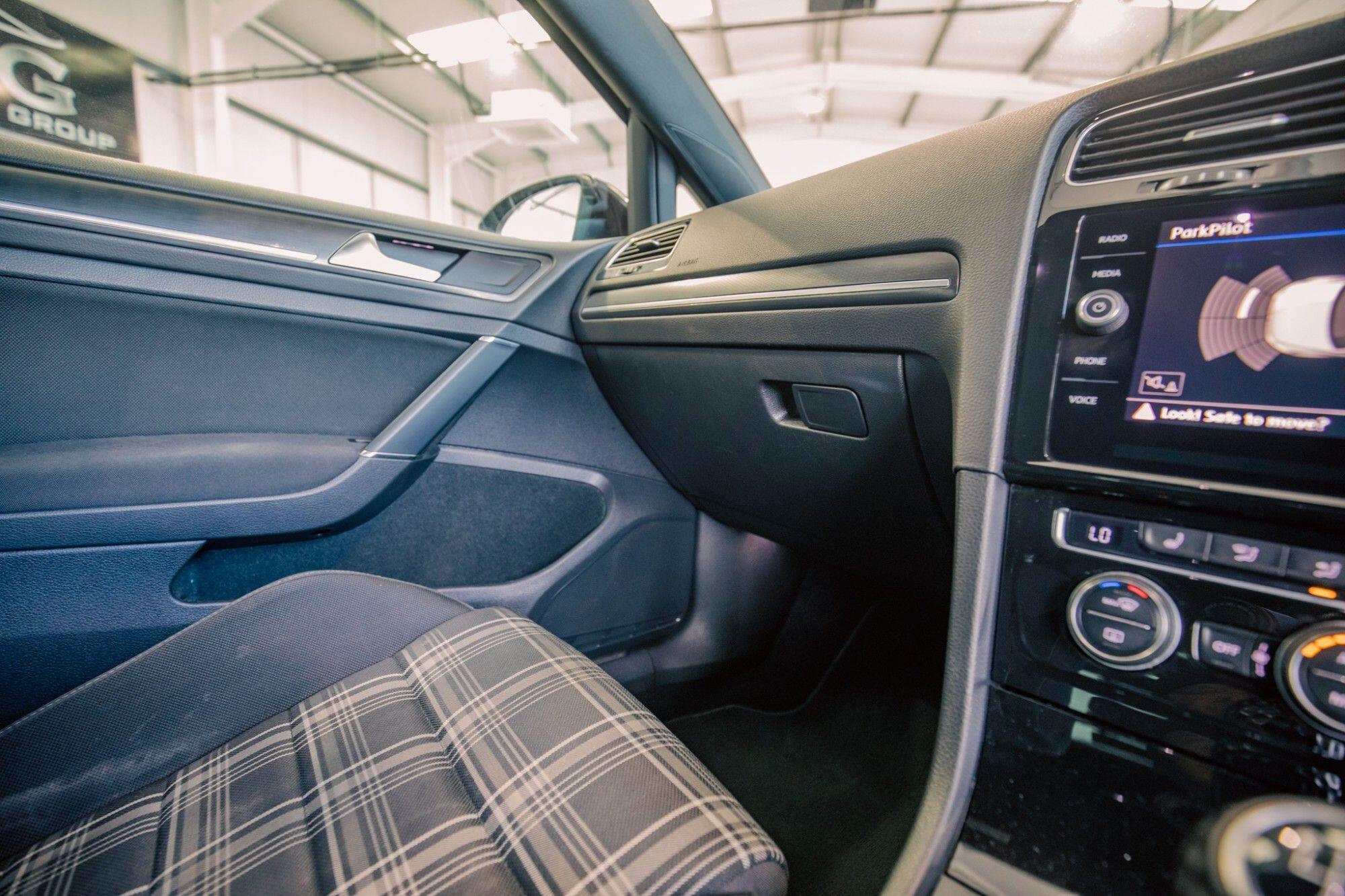 Volkswagen Golf view 20