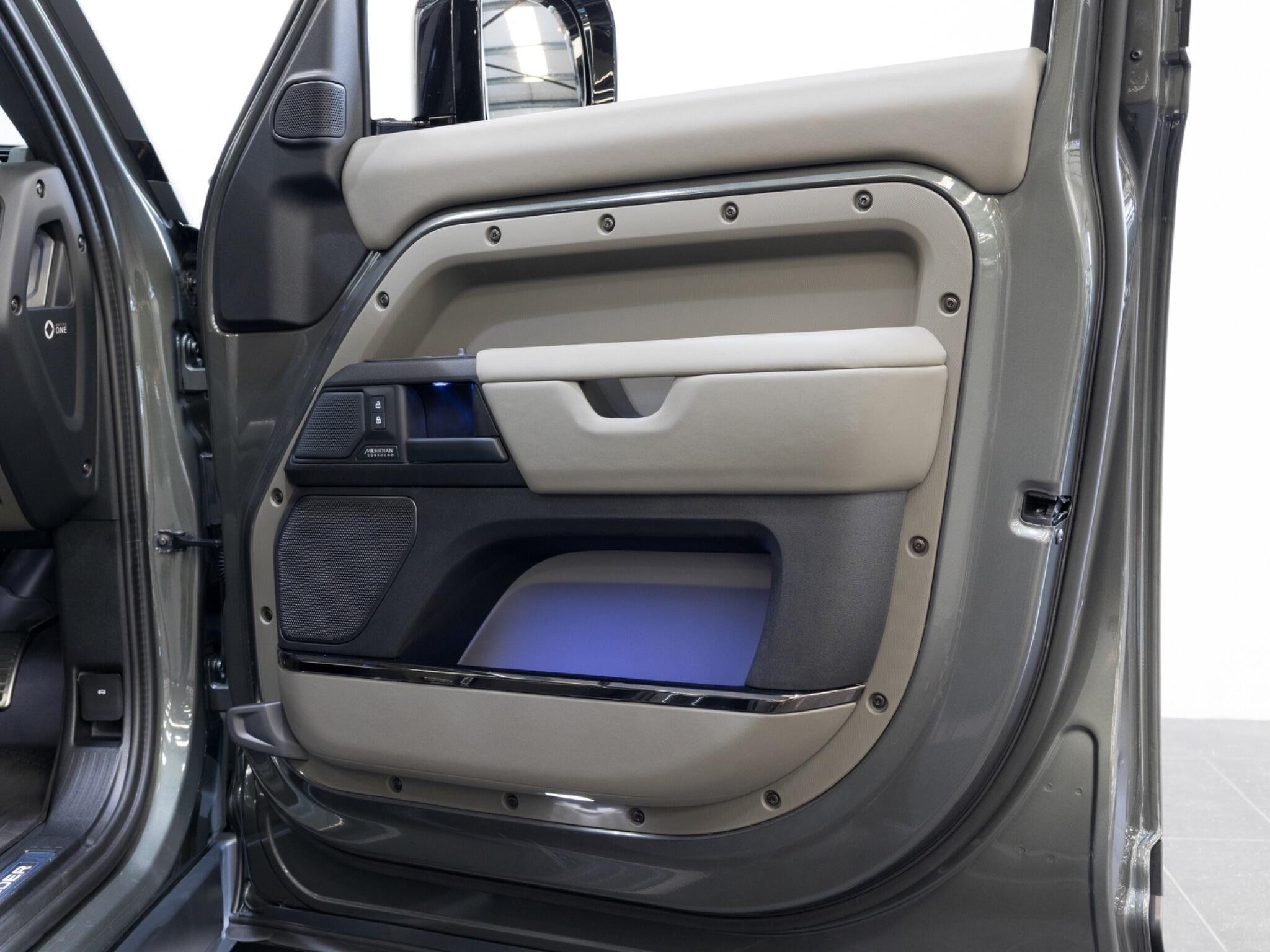 Land Rover Defender 110 view 21