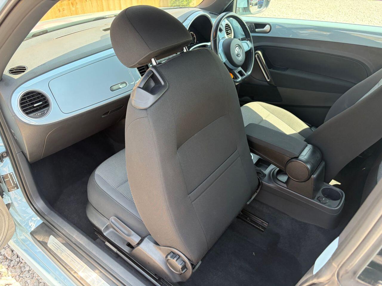 Volkswagen Beetle view 19