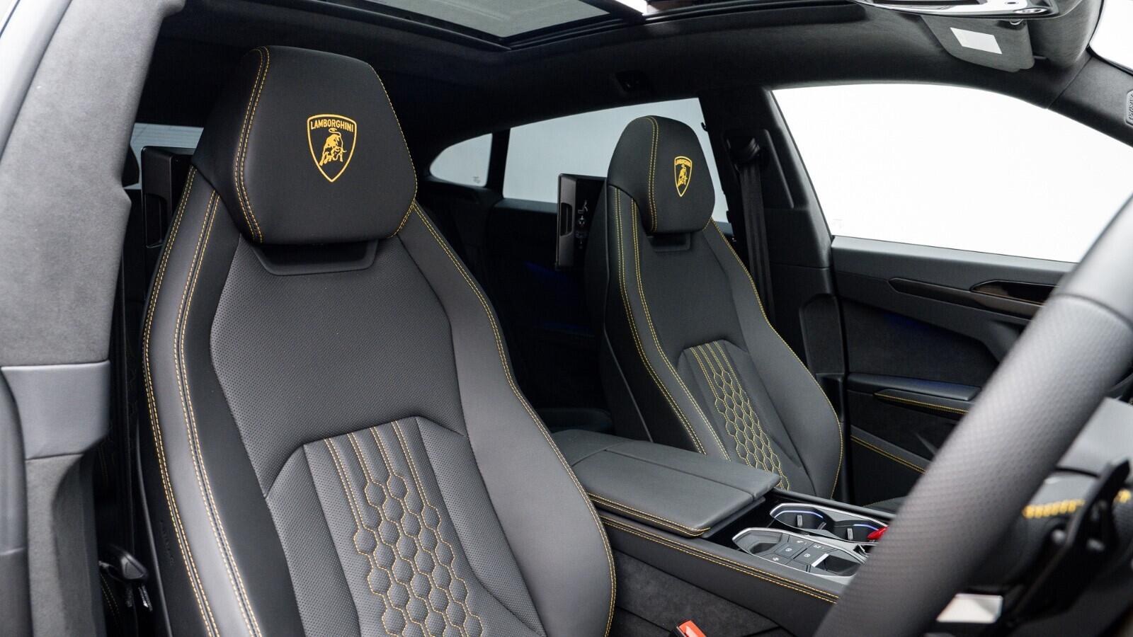 Lamborghini Urus view 6