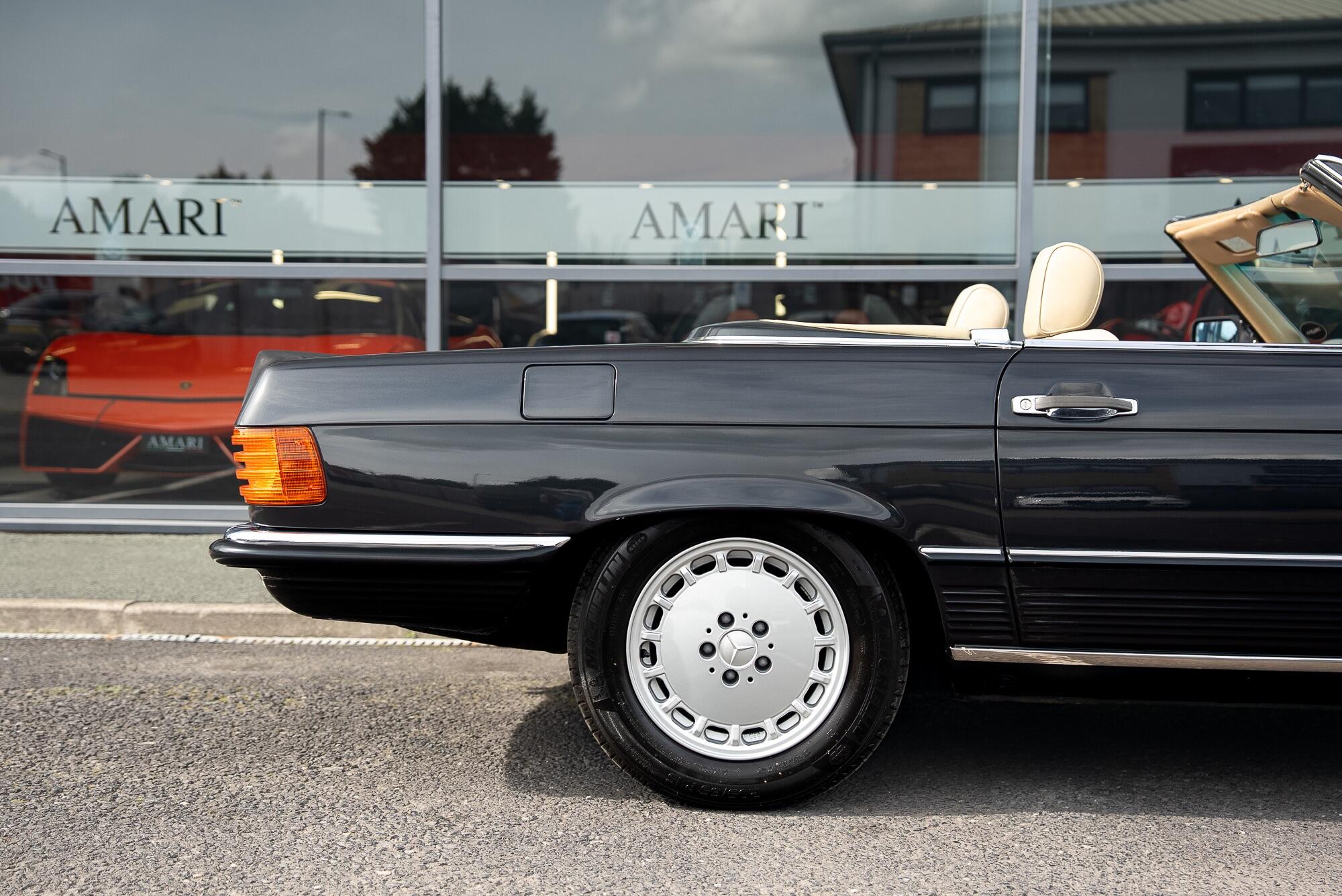 Mercedes-Benz 500 SL view 18