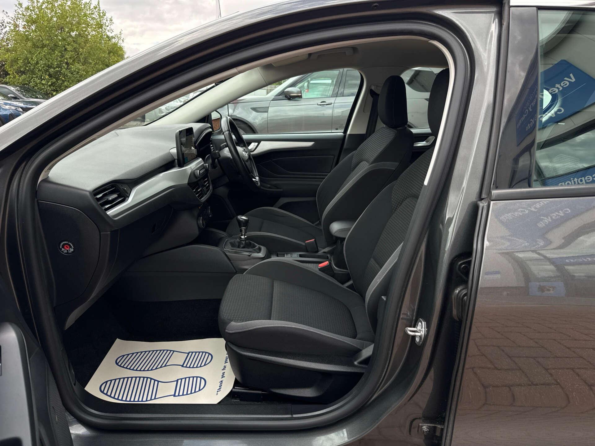 Ford Focus view 50