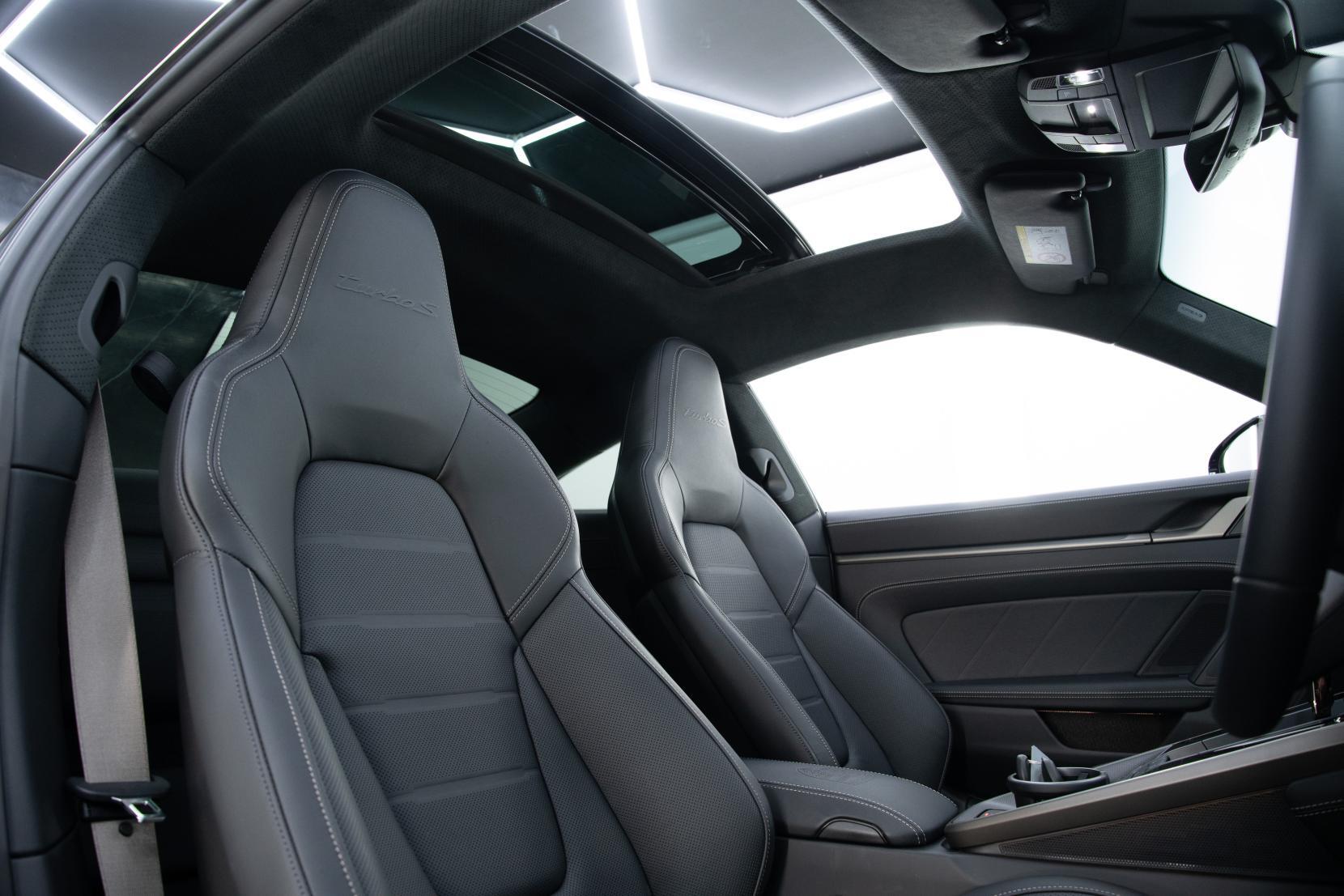 Porsche 911 view 7