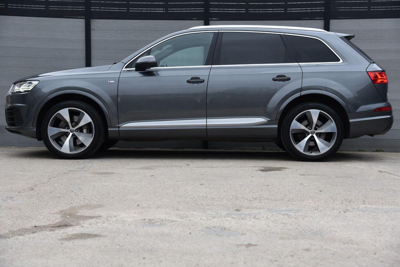 Audi Q7 view 6