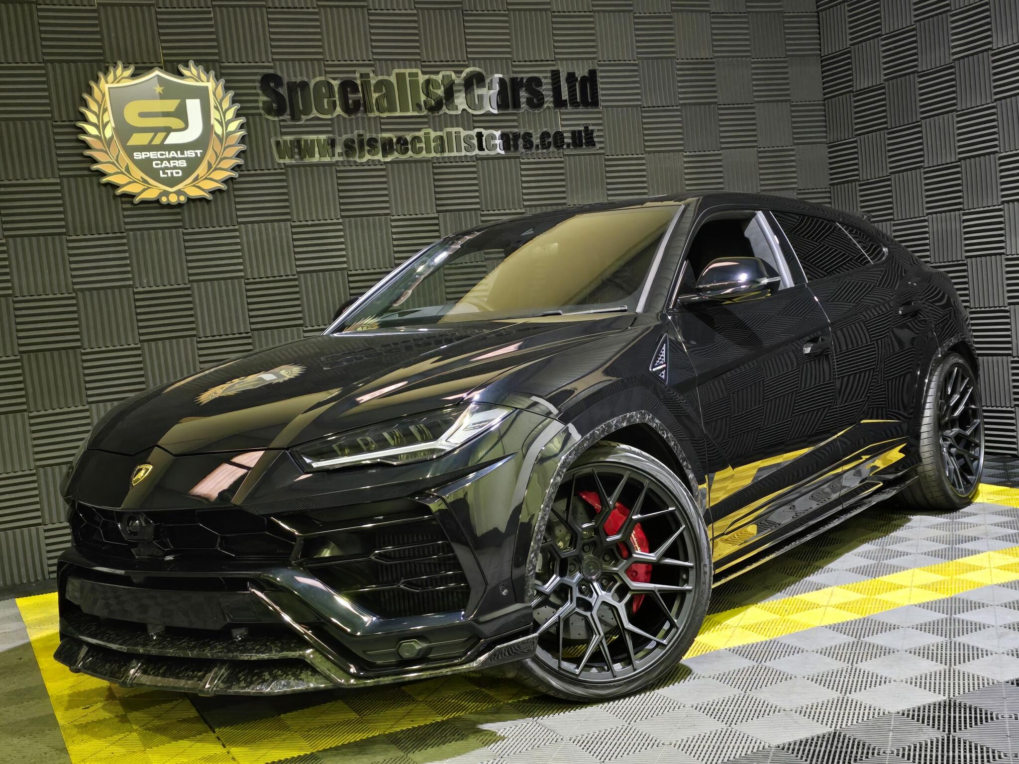 Lamborghini Urus view 3