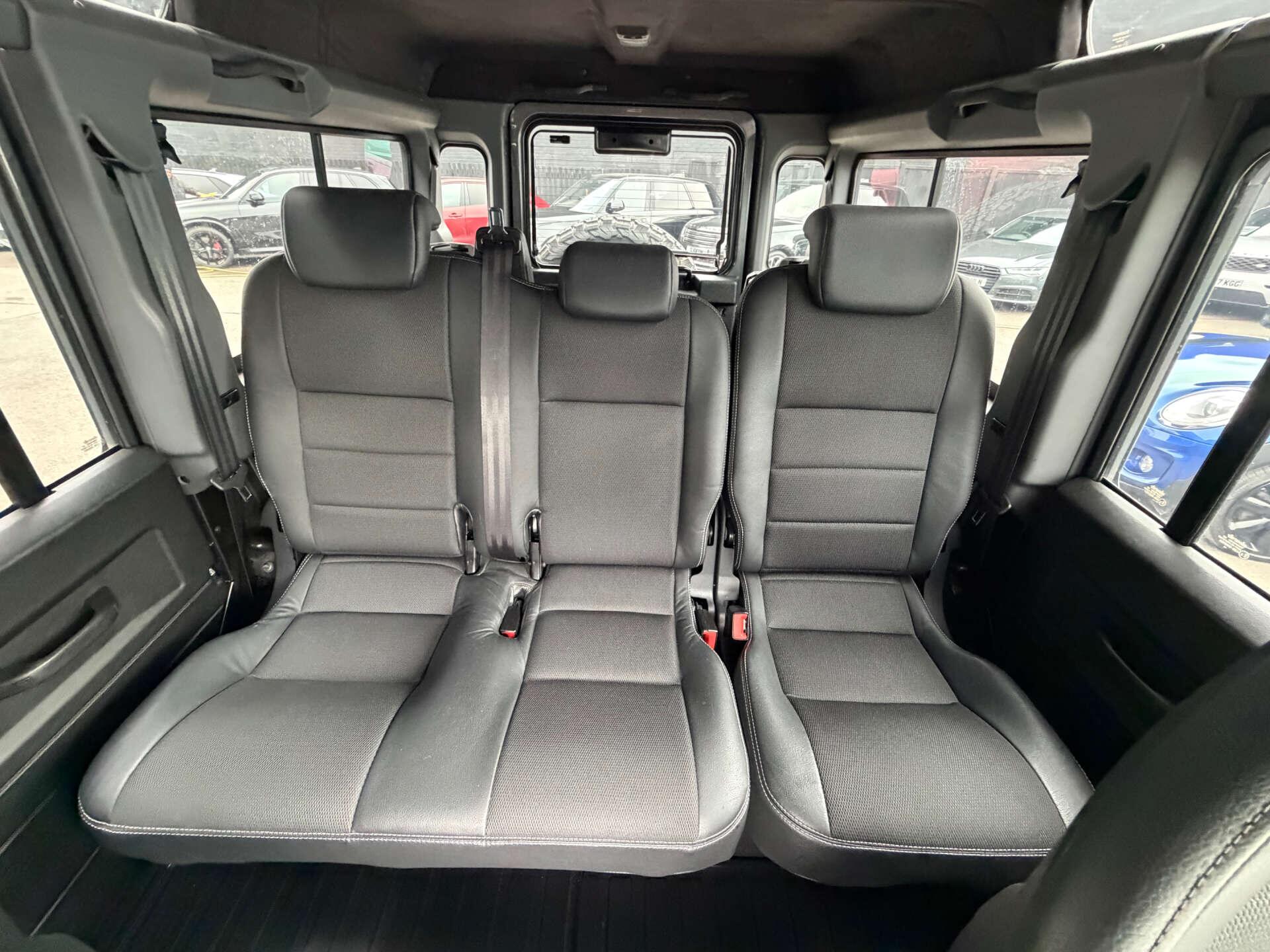 Land Rover Defender 110 view 40