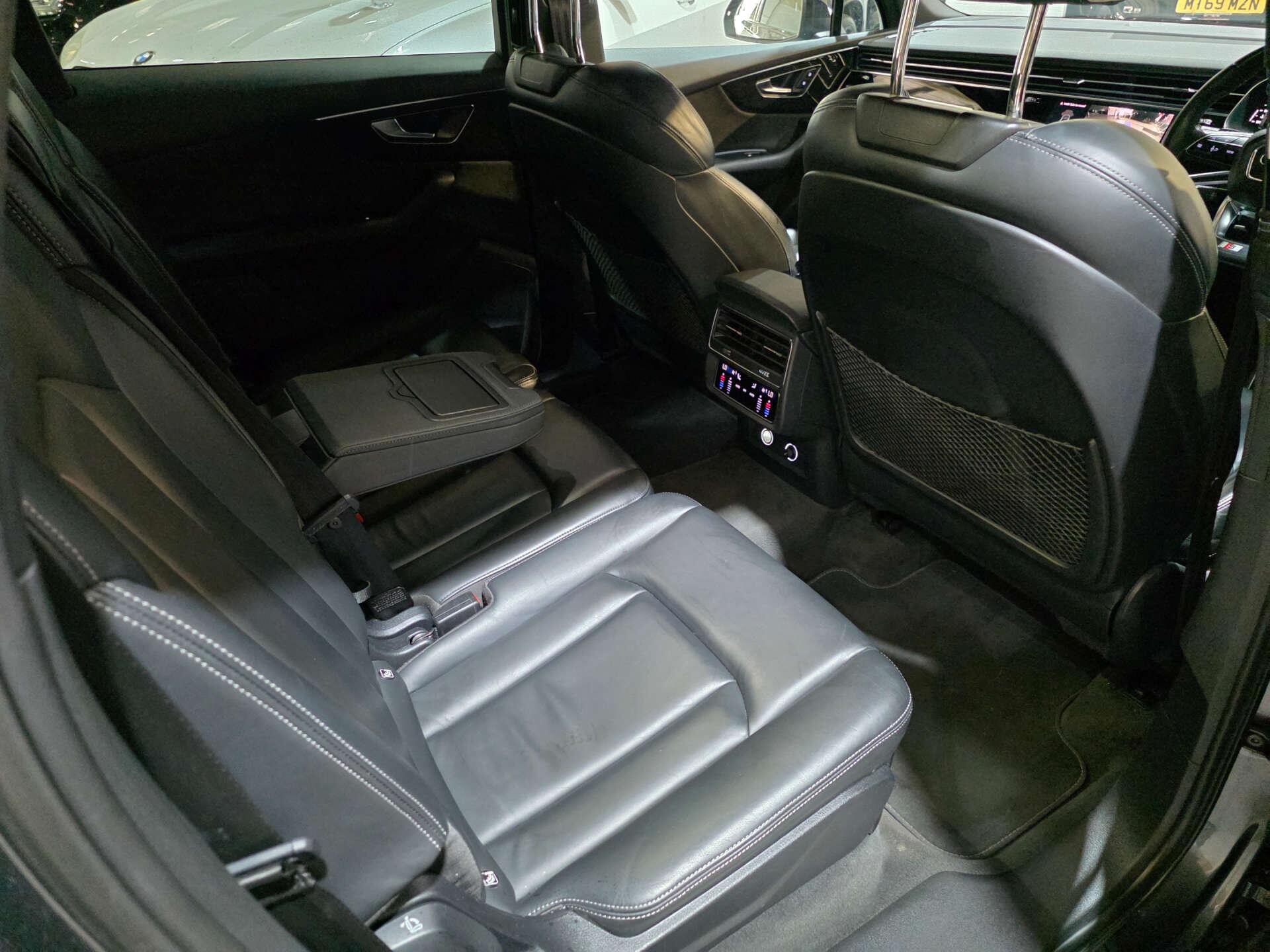 Audi Q7 view 21