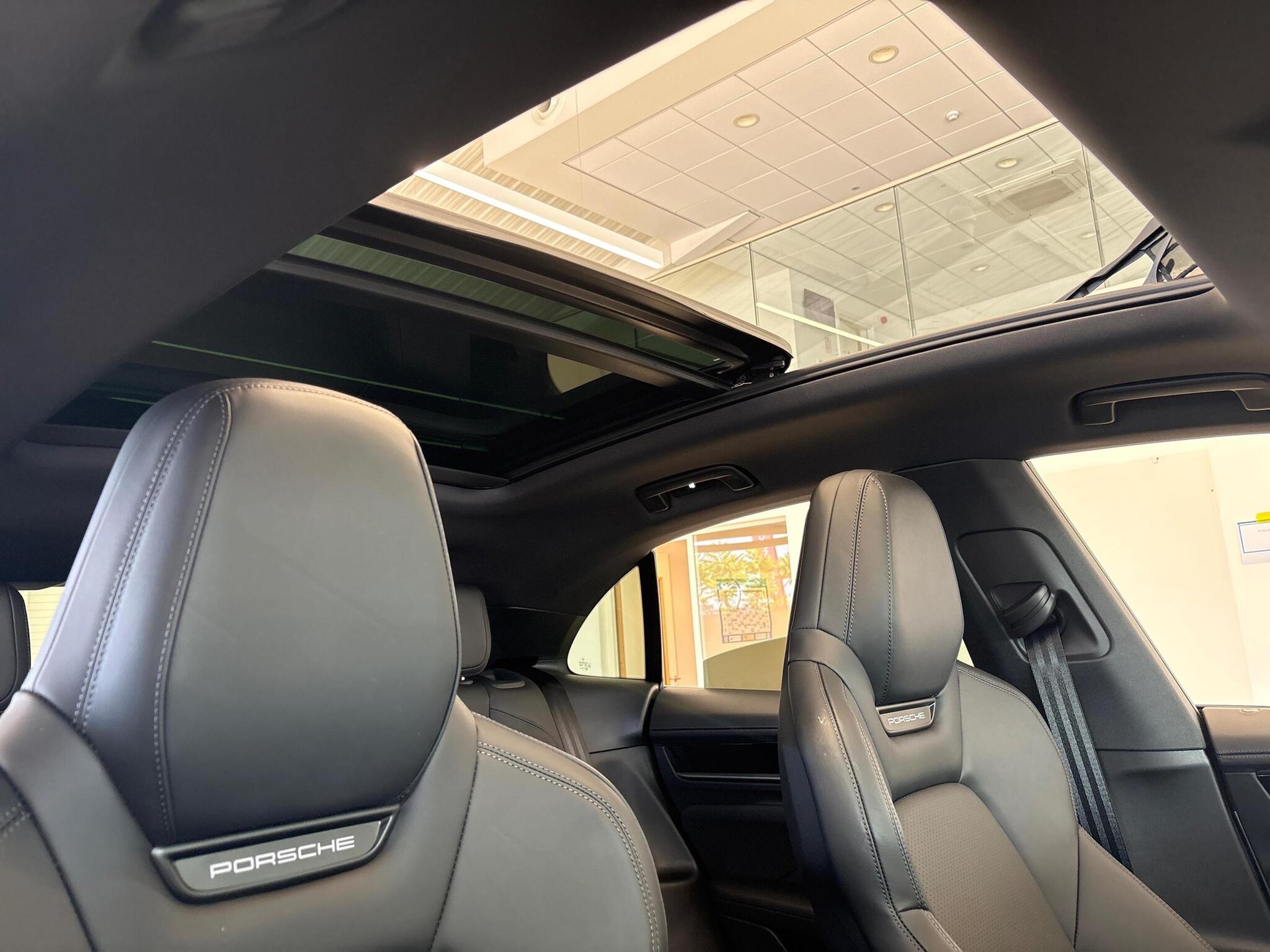 Porsche Macan view 28