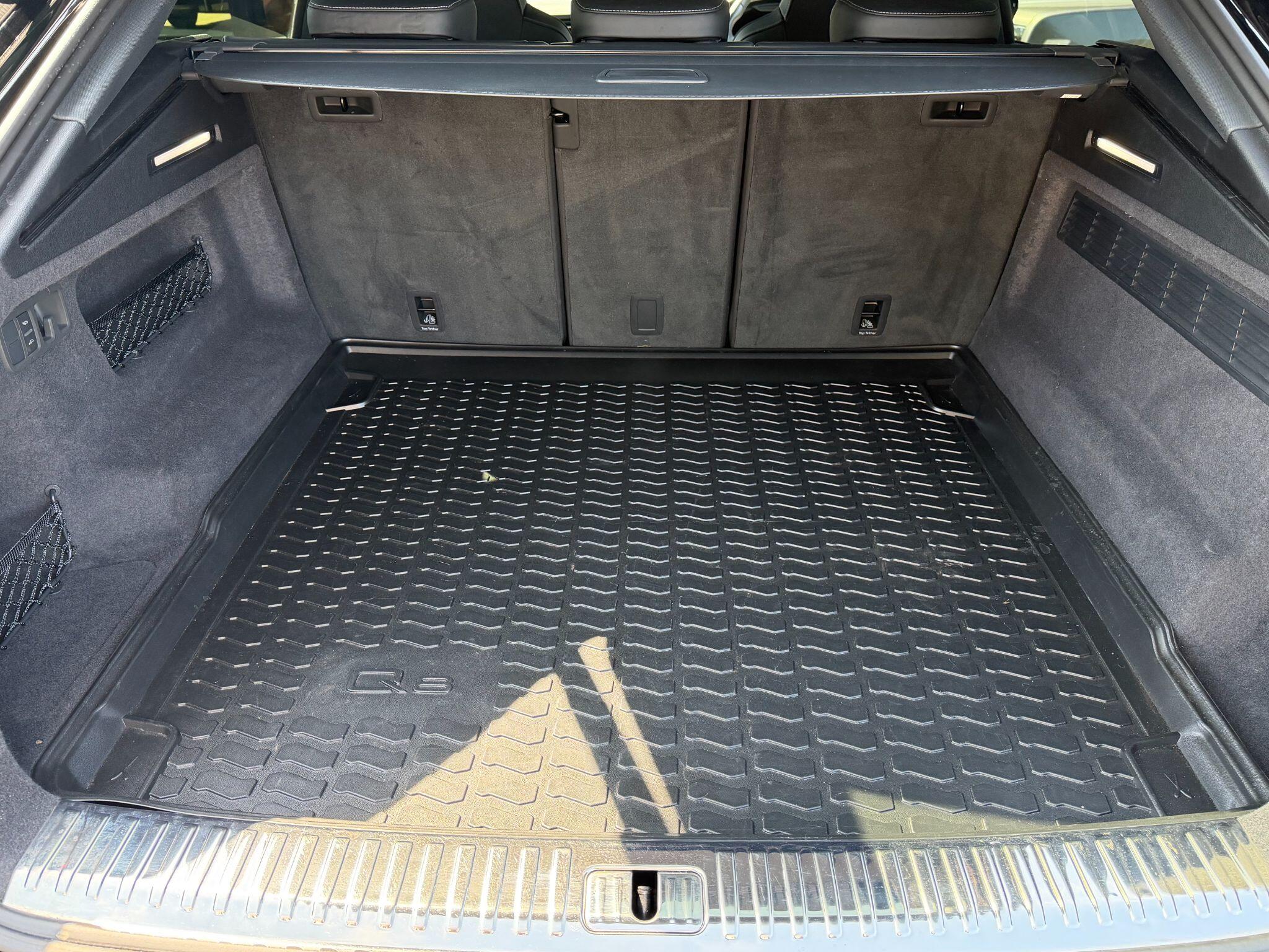 Audi SQ8 view 20