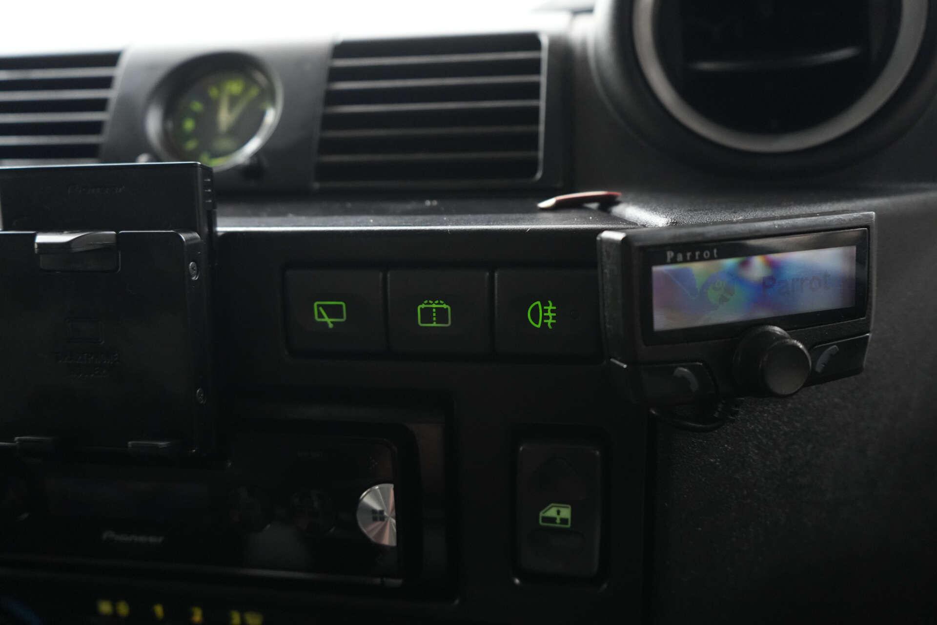 Land Rover Defender 90 view 27