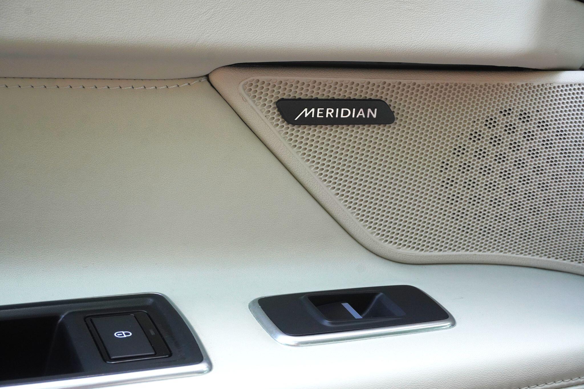 Jaguar XF view 50