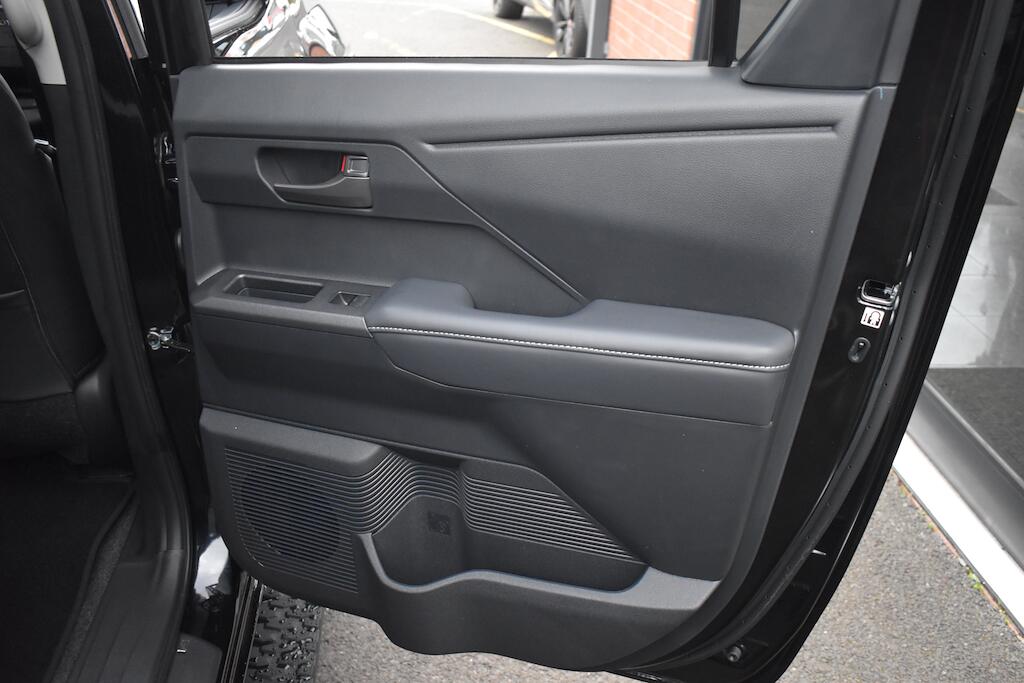 Toyota Hilux view 35