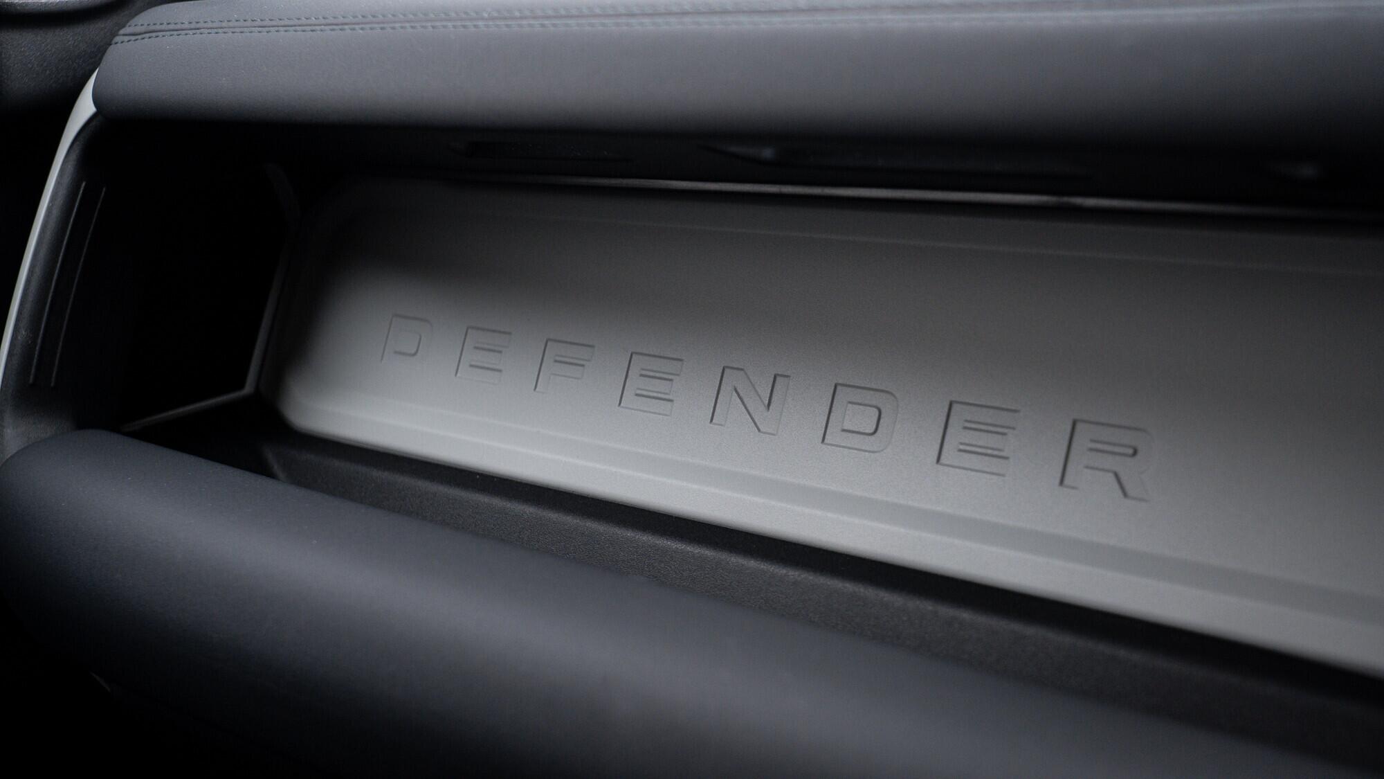 Land Rover Defender 90 view 15