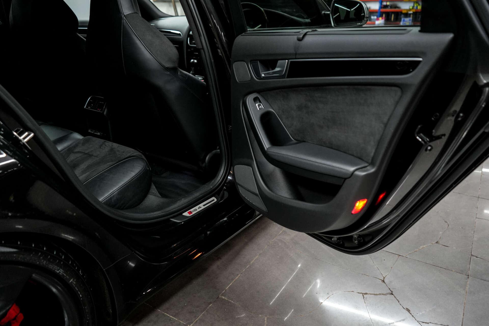 Audi RS4 view 23