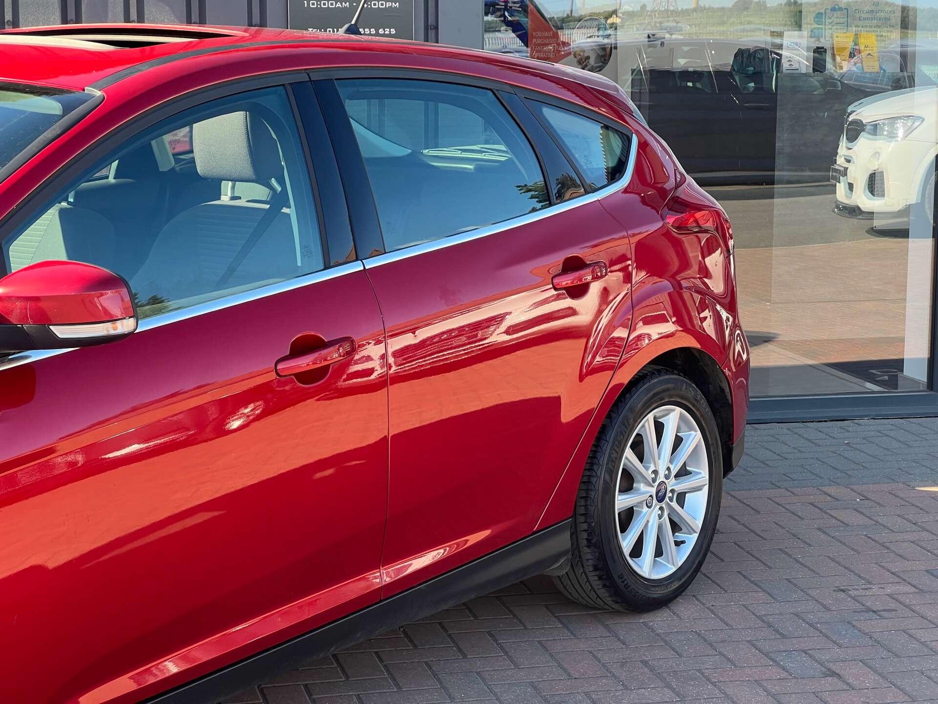 Ford Focus view 3
