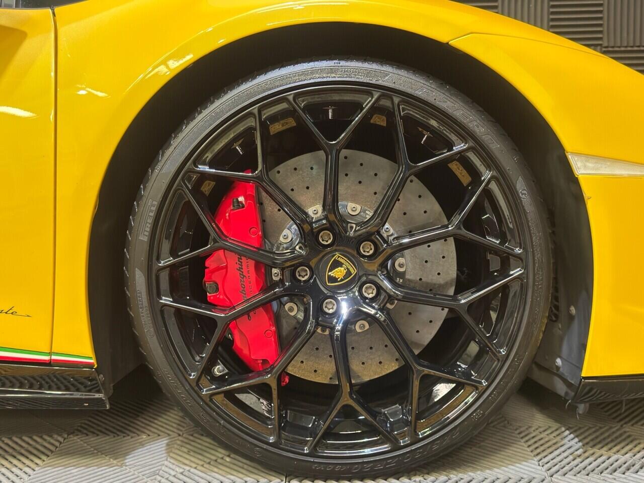 Lamborghini Performante Spyder view 7