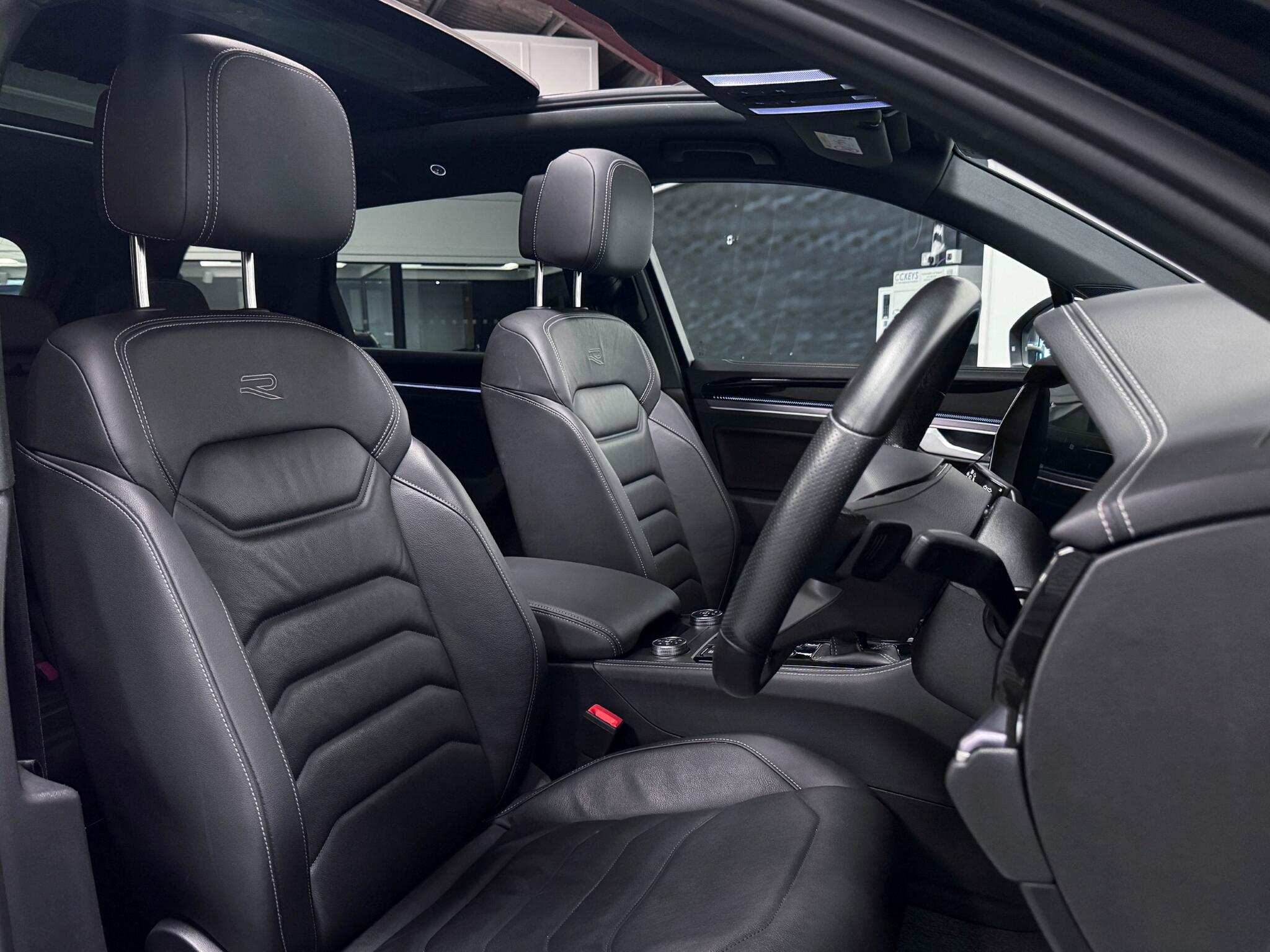 Volkswagen Touareg view 22